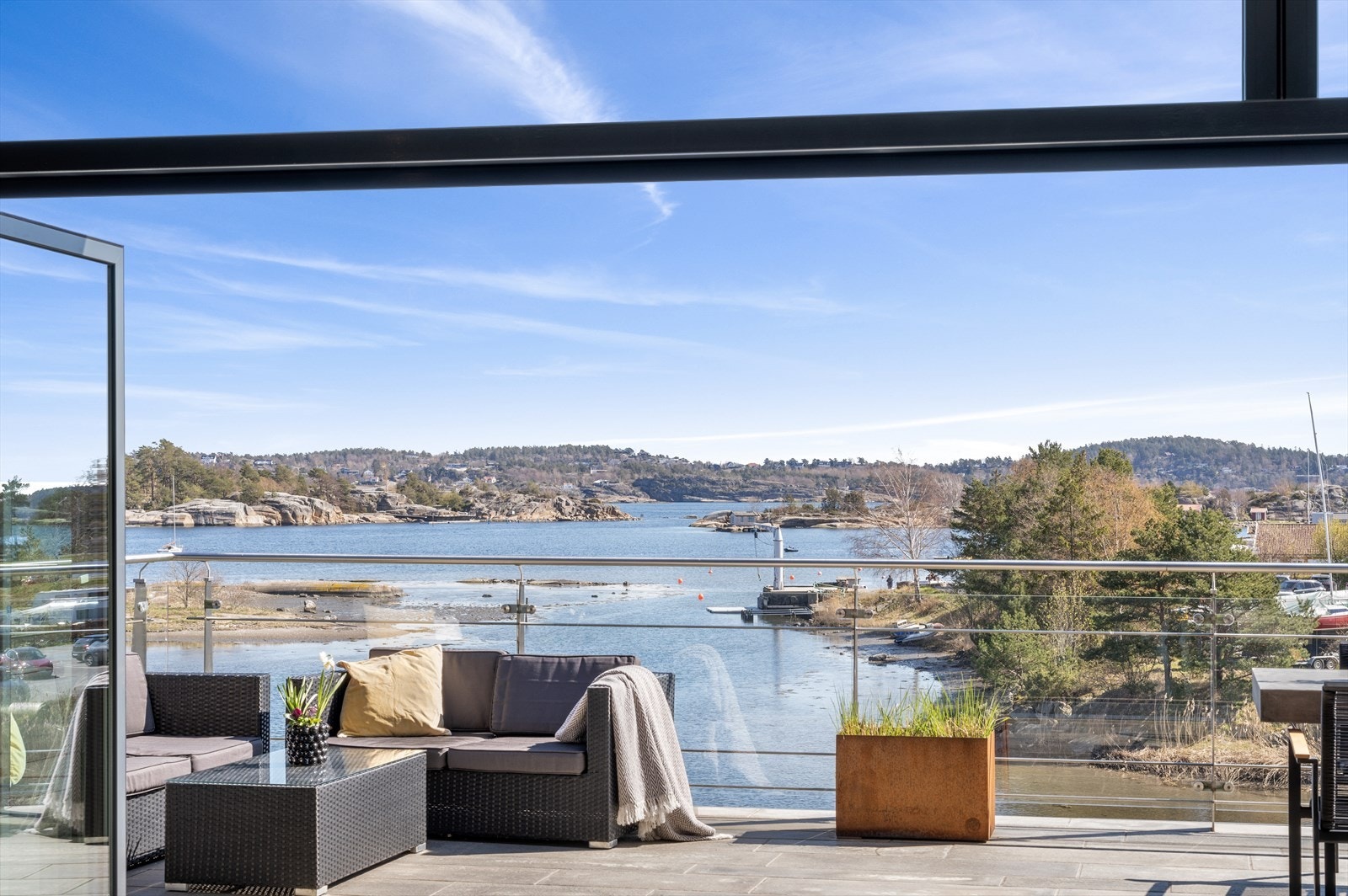 Stuen har tre ulike utganger til en herlig veranda på ca. 83 kvm, der sjøutsikten viser seg fra sin beste side. Galleribilde