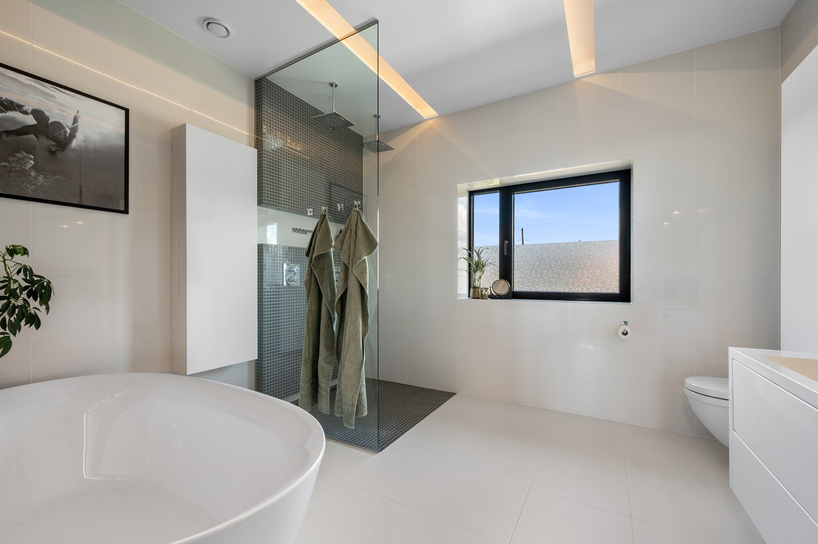 Dusjhjørnet er utstyrt med slukrenne, to takdusjer og en innfellbar glassvegg. Galleribilde