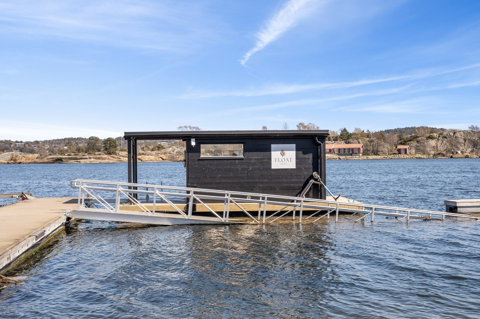 På Granholmen kan du leie en flytende sauna. Galleribilde