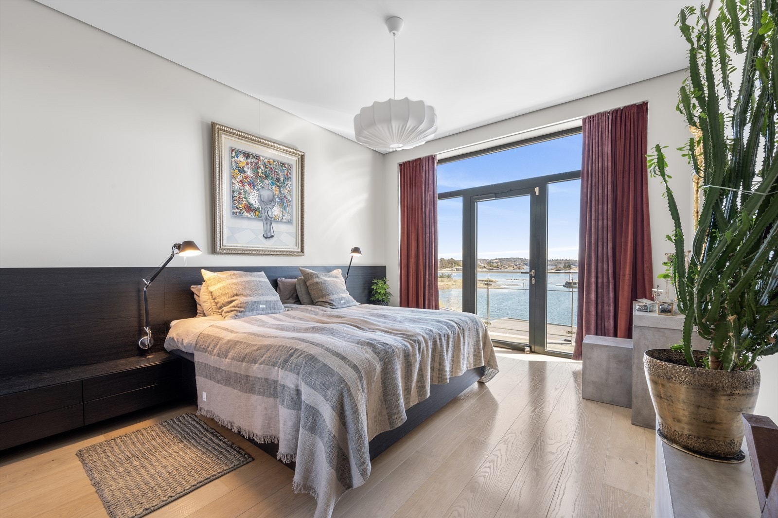 Hovedsoverommet er en del av en privat masterfløy, med eget bad, walk-in closet og utgang til den store verandaen. Galleribilde