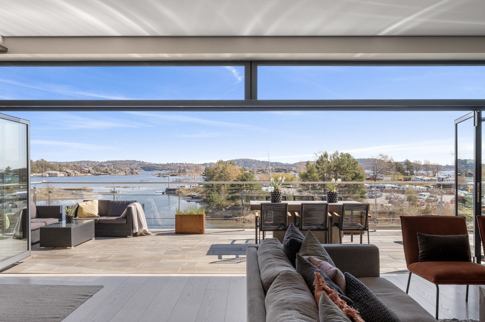 Inne og ute sklir sømløst over i hverandre, og sommerstid er det deilig å trekke ut for middager i varmen. Galleribilde