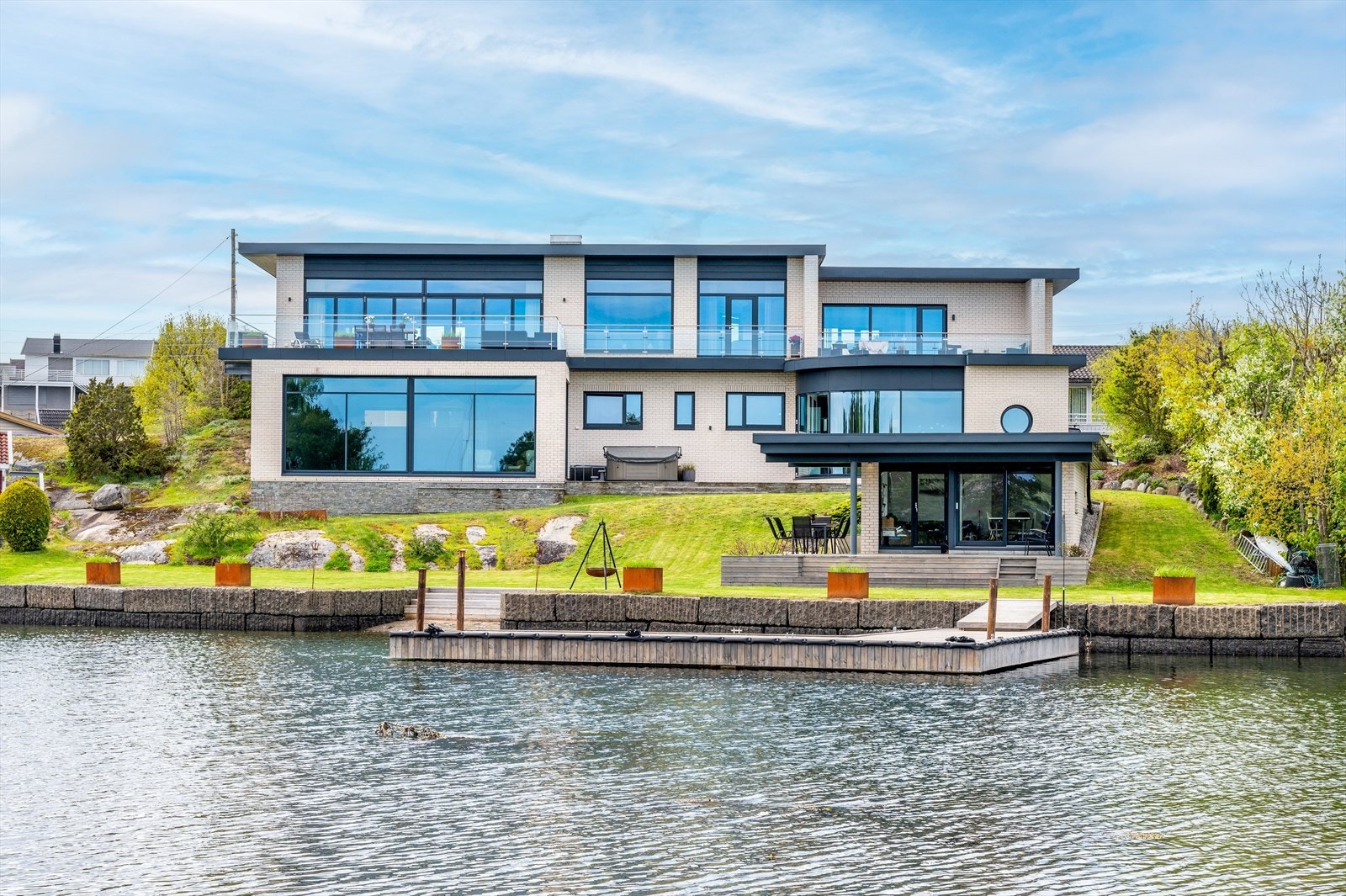 Velkommen til denne solfylte prakteiendommen, med brygge, egen strandlinje og en fantastisk funkisbolig. Galleribilde