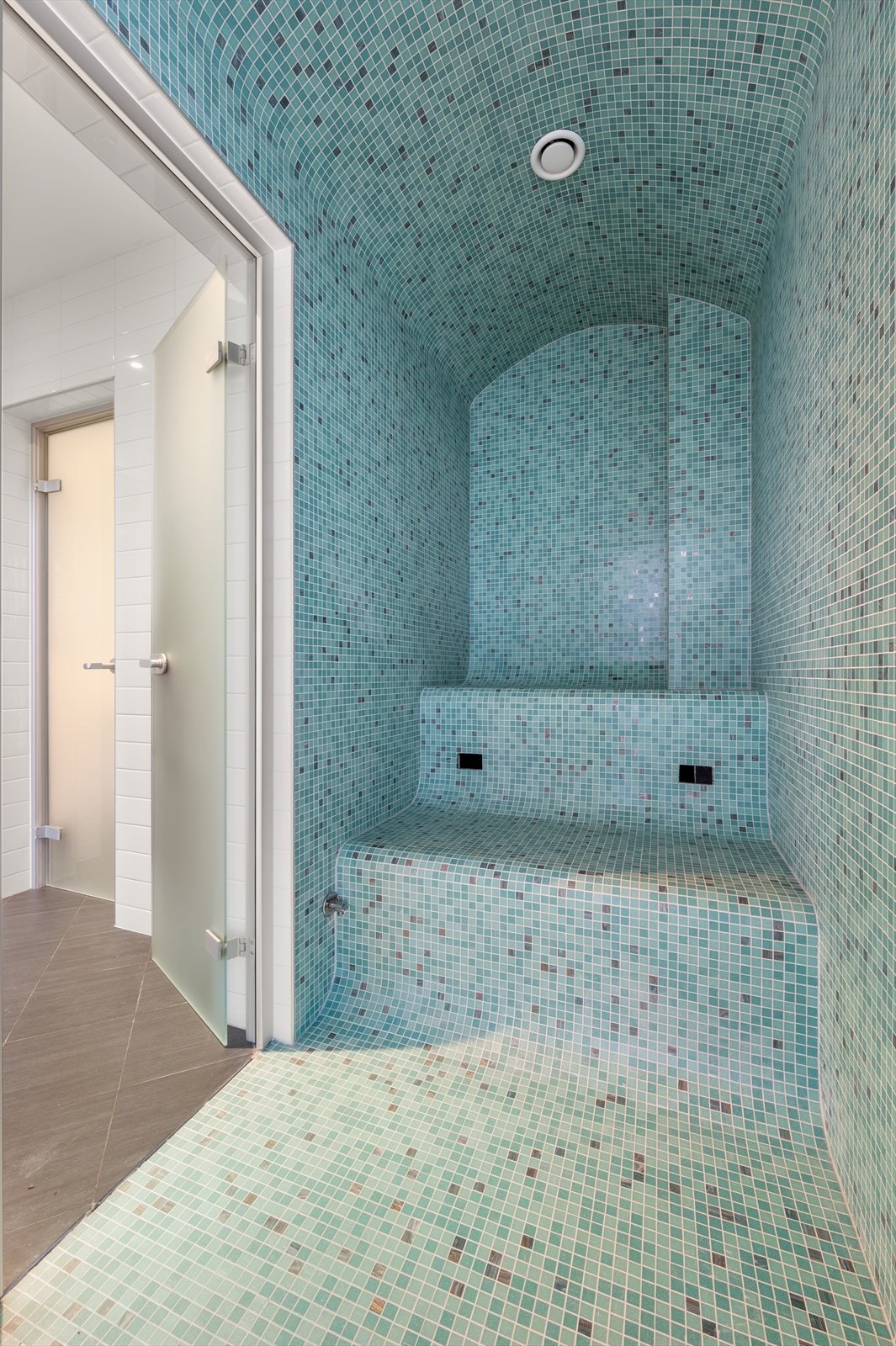 For et rent og helhetlig uttrykk er saunaen kledd med samme type fliser som bassenget. Galleribilde