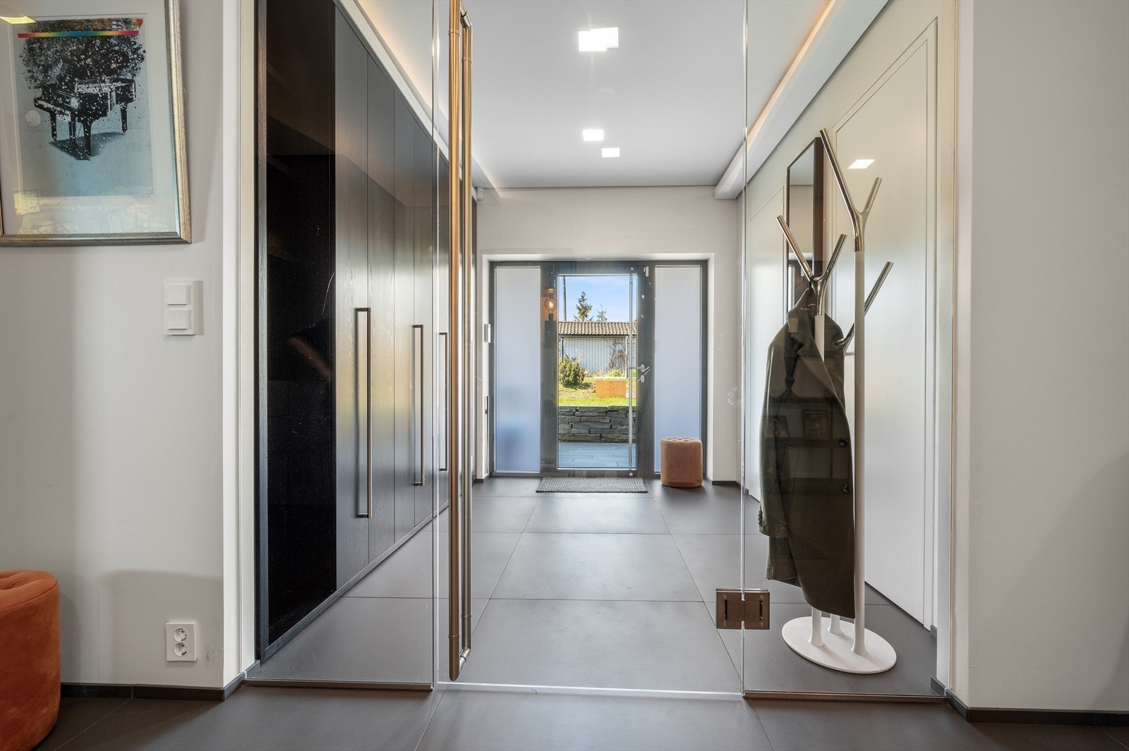 En innbydende entré ønsker velkommen, med hendig gjestetoalett og et stort garderobeskap for oppbevaring av yttertøyet. Galleribilde