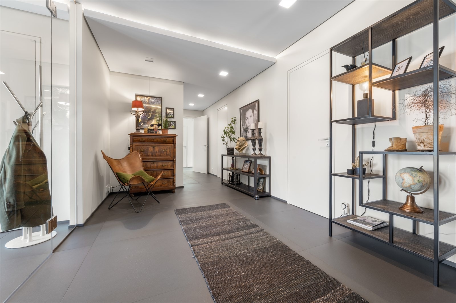 Tilliggende hallen finner man en praktisk bod, perfekt for oppbevaring av yttertøy og utstyr. Galleribilde