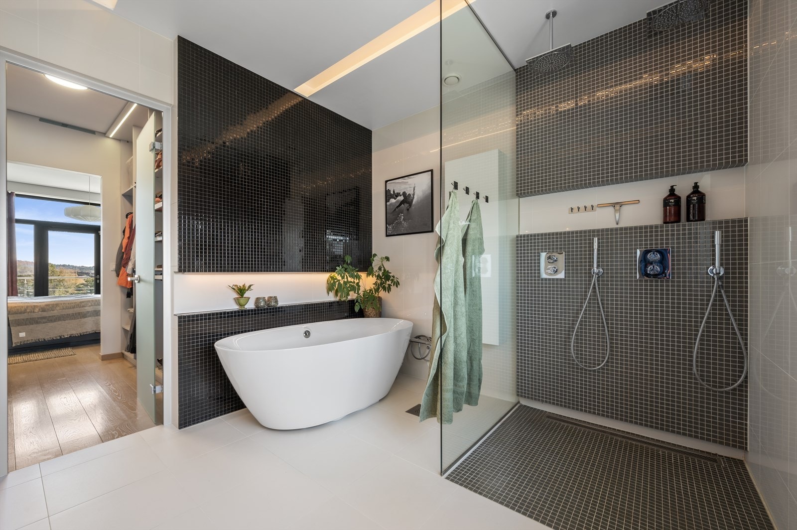 Dagene får en god start på det utsøkte hovedbadet, innredet med både badekar og et stort dusjhjørne. Galleribilde