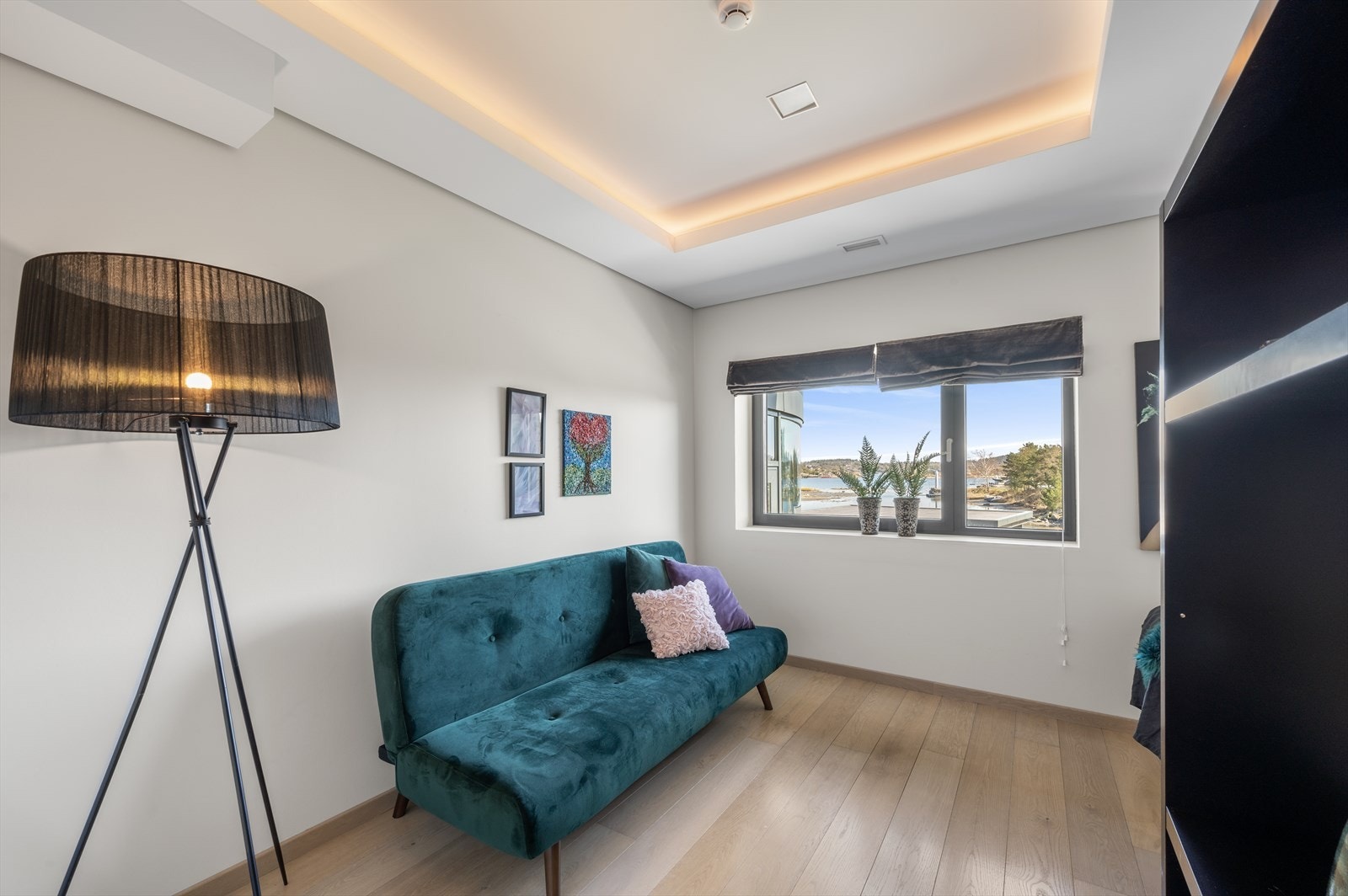 Oppvarming skjer via vannbåren gulvvarme tilknyttet grunnvannsvarmepumpe. Galleribilde