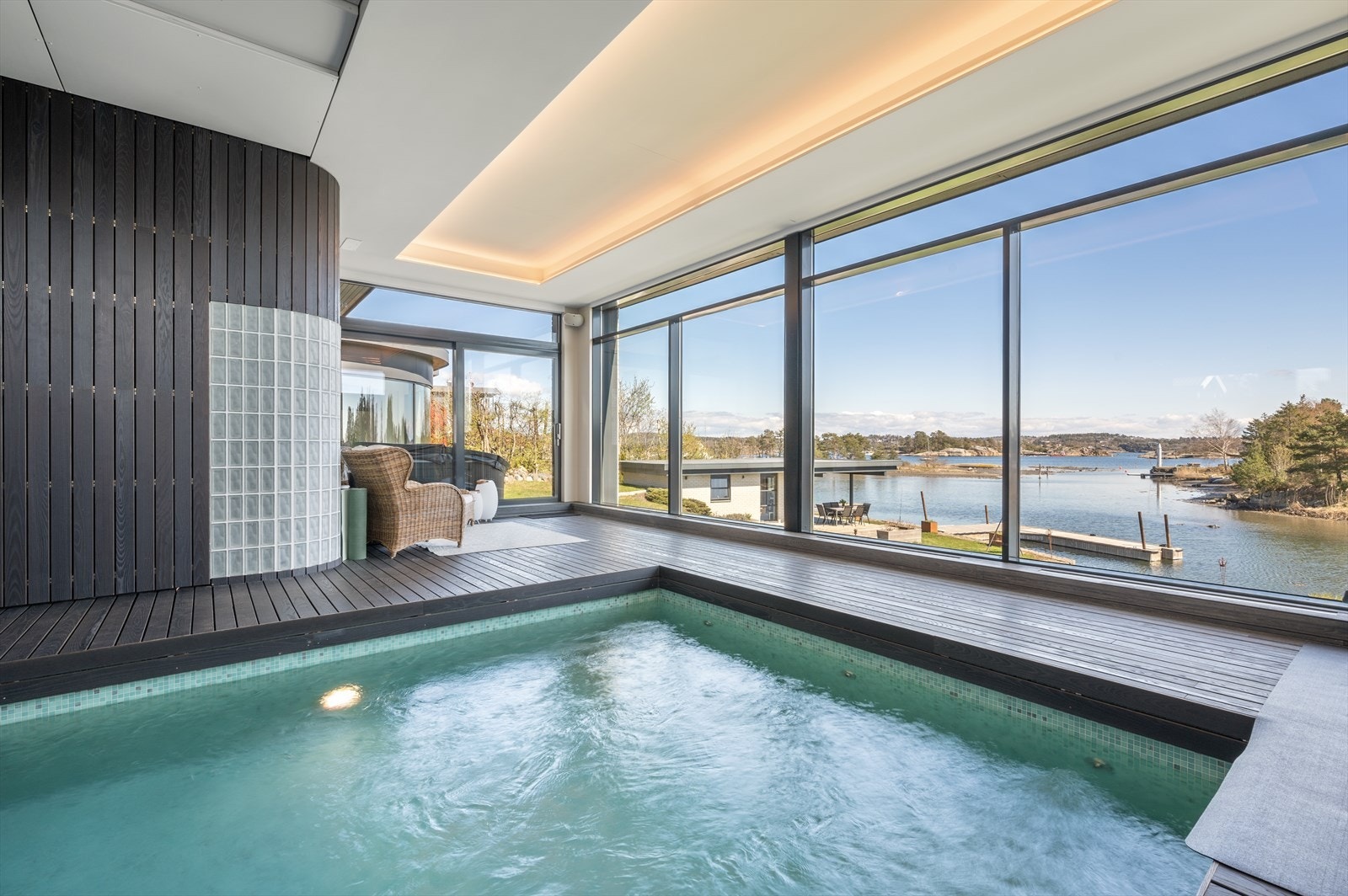 Bassenget gir virkelig det lille ekstra til boligen, og fra rommet er det utgang til en terrasse på ca. 30 kvm. Galleribilde