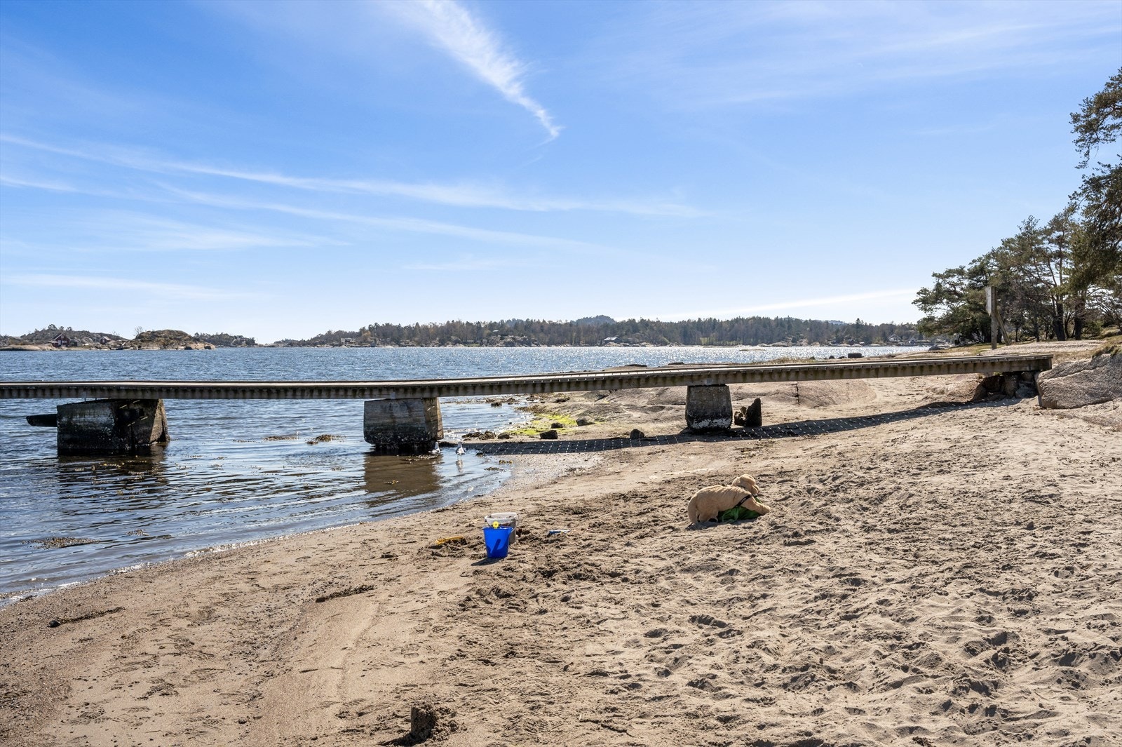 Kyststien er en flott opplevelse i nærområdet, og fra boligen er det kort gangavstand til Meny på Åsane. Galleribilde