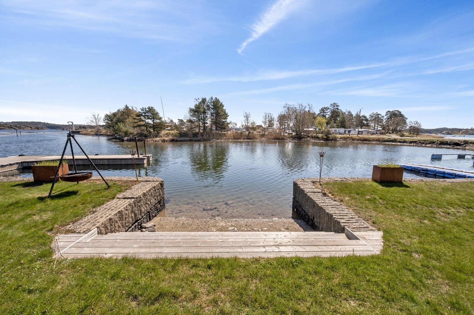 Med strand på egen tomt kan man nærmest trå ut av senga og rett oppi morgenbadet. Galleribilde