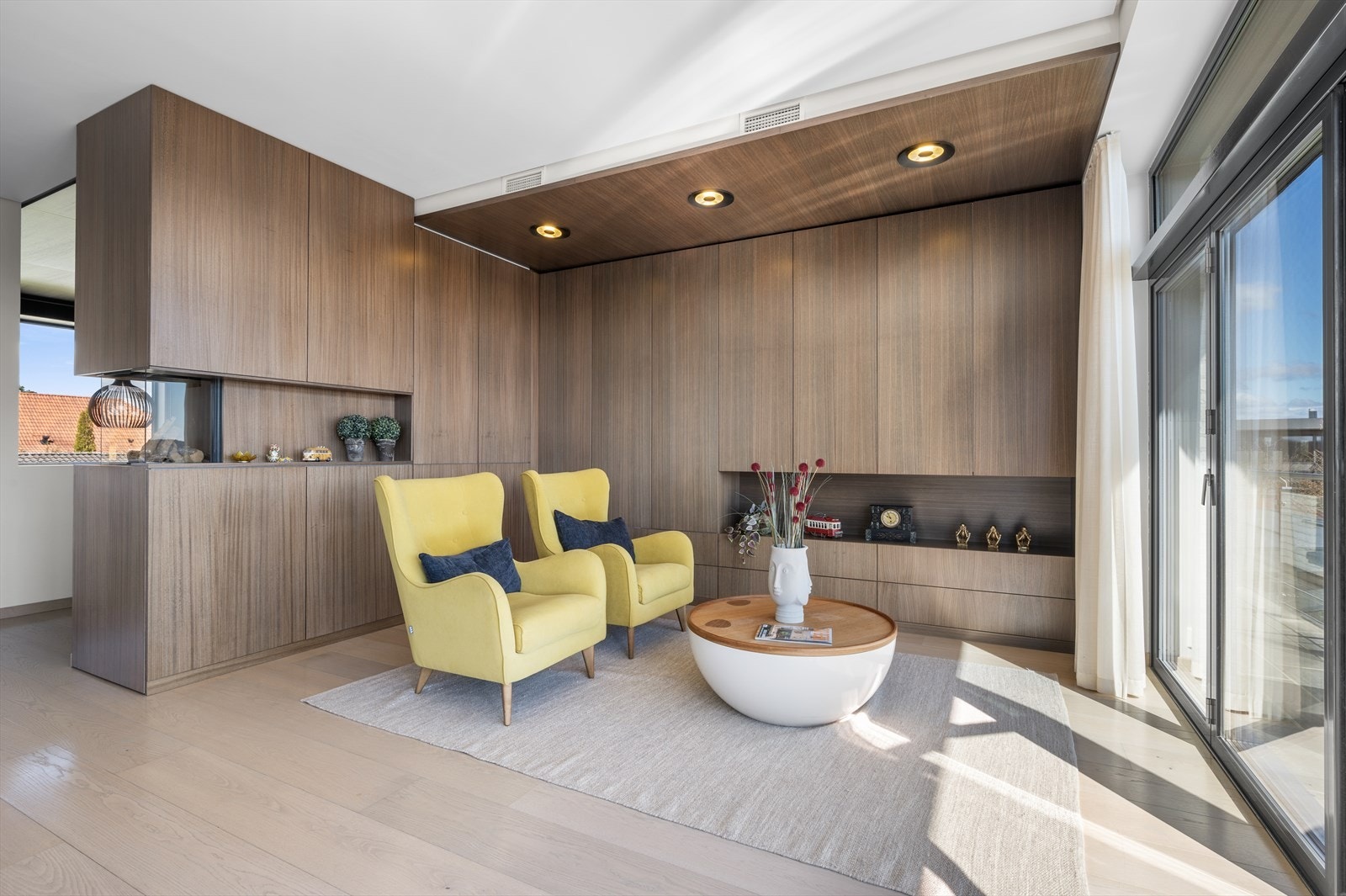 I den ene enden av stuen er det oppført en stilig og takhøy skapinnredning, med gasspeis og mye oppbevaringsplass. Galleribilde