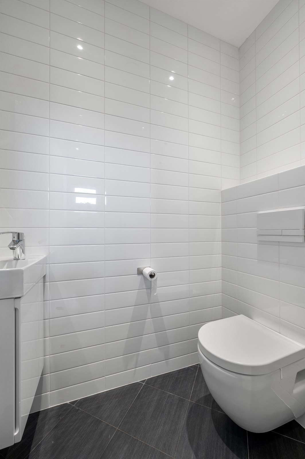 Boligen har til sammen fire wc-rom, ett ved entreen, ett ved tv-stuen nede, ett i andre etasje og ett i spa-avdelingen. Galleribilde