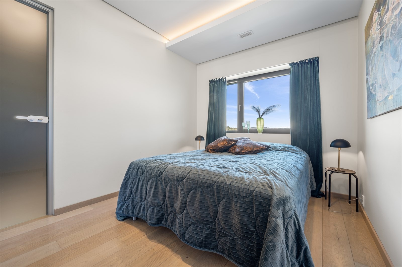 Utenom en 2-roms leilighet for utleie, har boligen fire soverom - to i hver etasje. Galleribilde