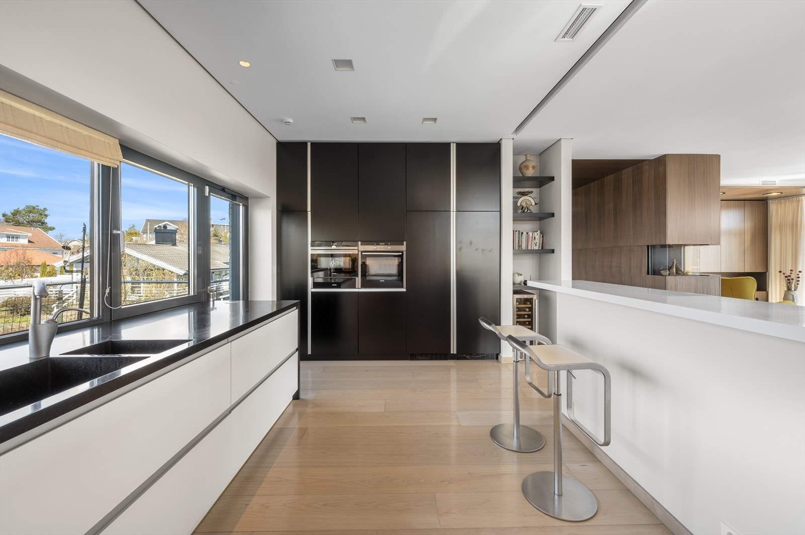 Kjøkkenet har en stilren og moderne innredning, med gode arbeidsflater og mye skapplass. Galleribilde