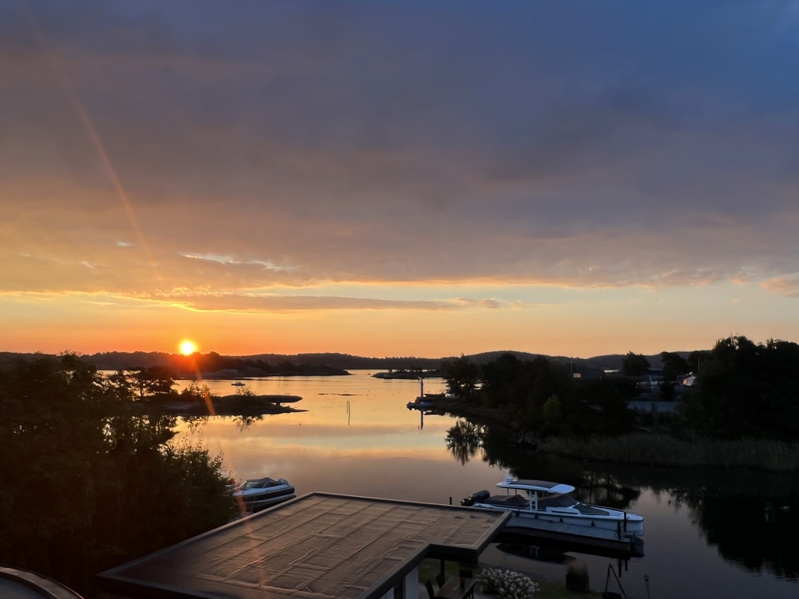Omgivelsene er rolige og naturskjønne, og med båt kan du ta turen ut til idylliske øyer i fjorden. Galleribilde