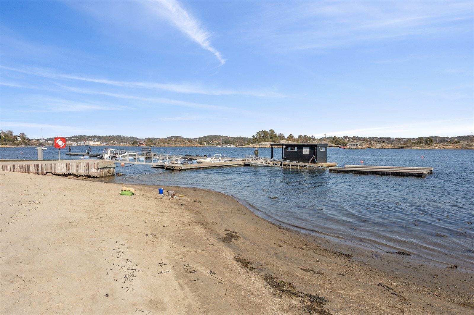 Granholmen ligger ca. 150 meter fra huset, med nydelige og barnevennlige badeplasser. Galleribilde