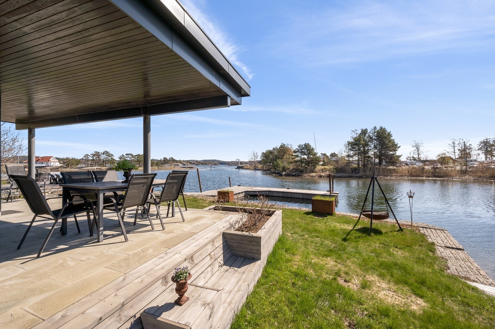 Eiendommen oppleves som en privat og idyllisk oase med mye boltreplass for hele familien. Galleribilde