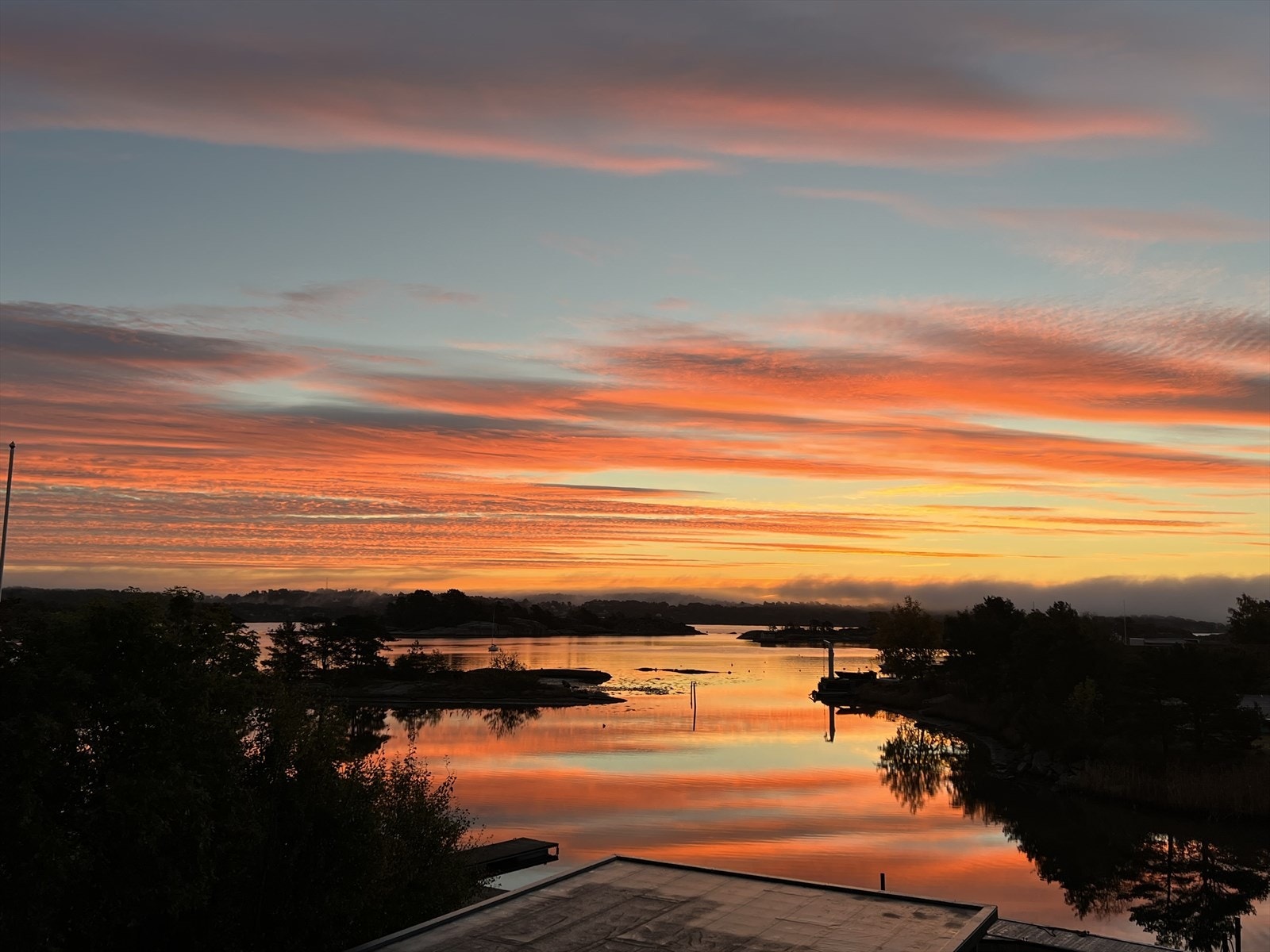 Ta en pust i bakken og nyt magiske solnedganger over fjorden. Galleribilde