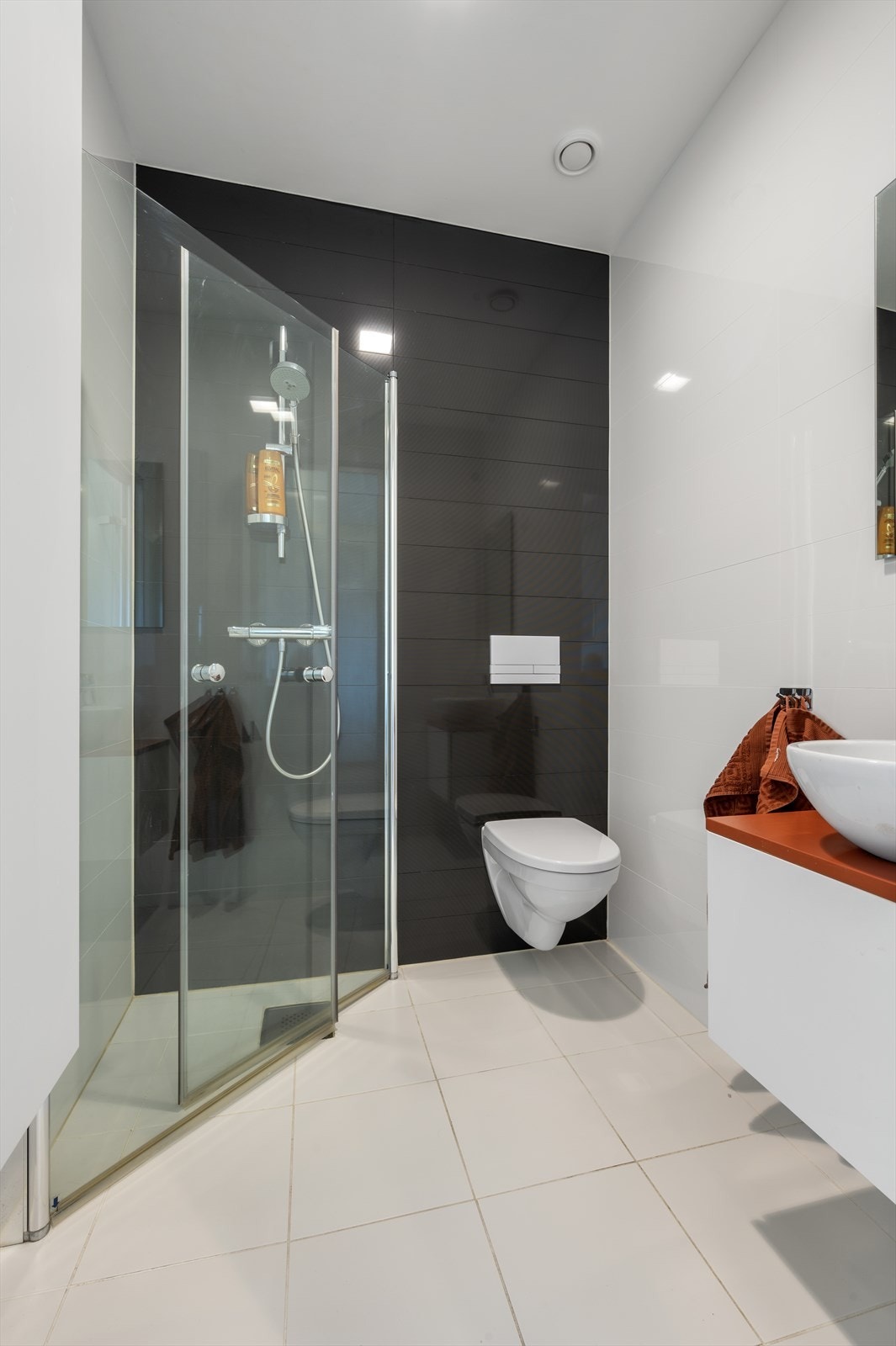 Boligen har tre flislagte bad, fordelt med ett i andre etasje og to på det nederste planet. Galleribilde