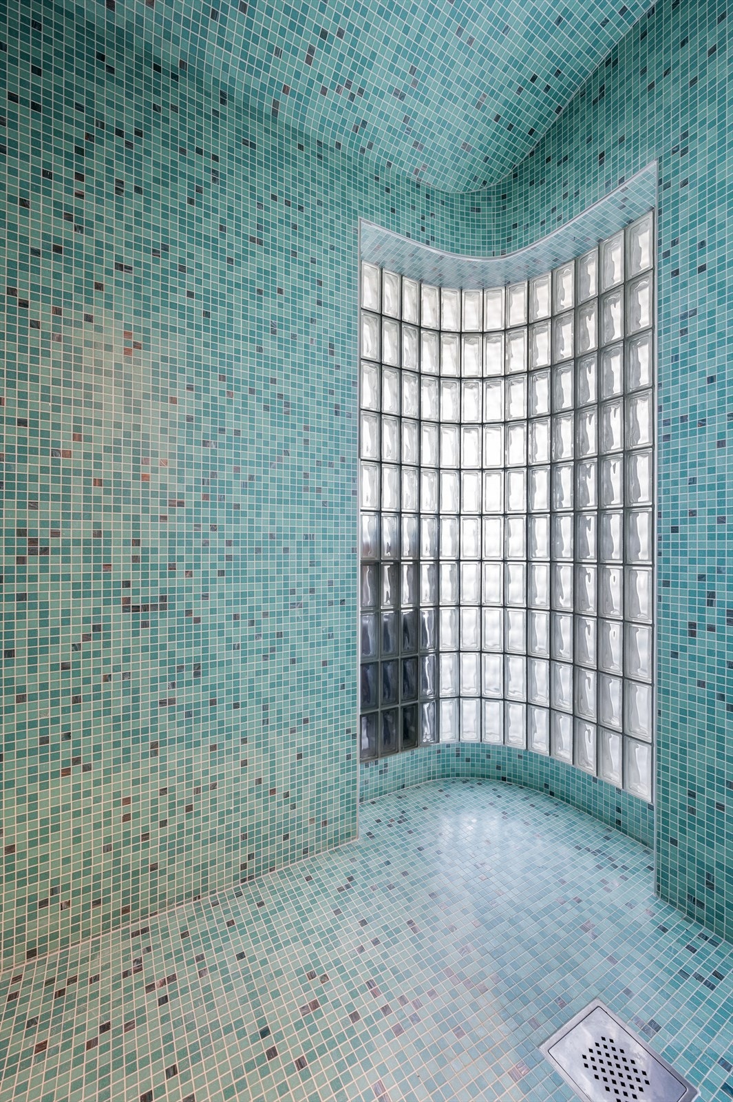 Saunaen har buet himling og plassbygde benker - men mangler ovn. Galleribilde