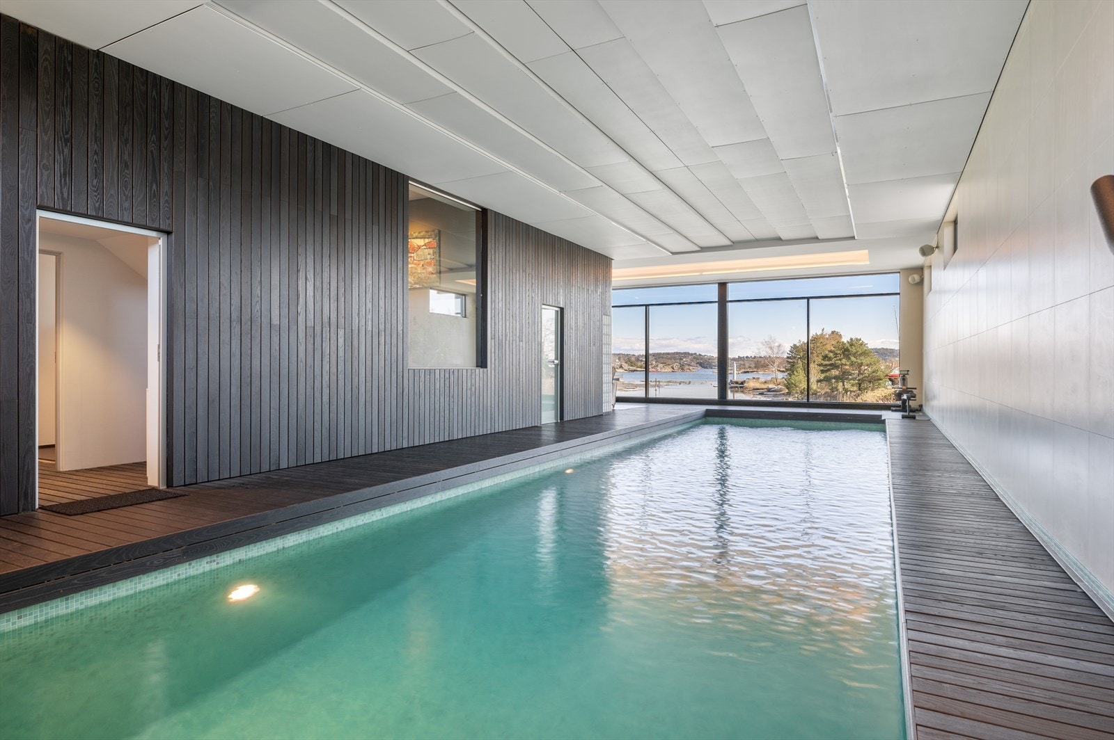 Spa-avdeligen har god takhøyde og et 14 meter langt svømmebasseng med fri utsikt mot sjøen. Galleribilde