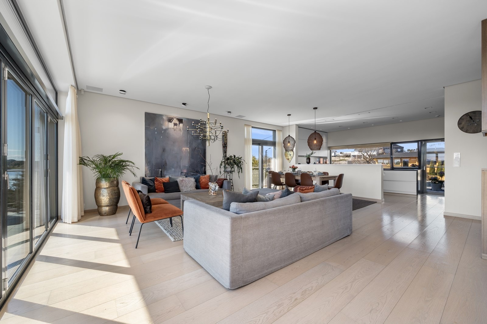 Svært god takhøyde gir en herlig og luftig atmosfære i stuen - helt upåklagelig. Galleribilde