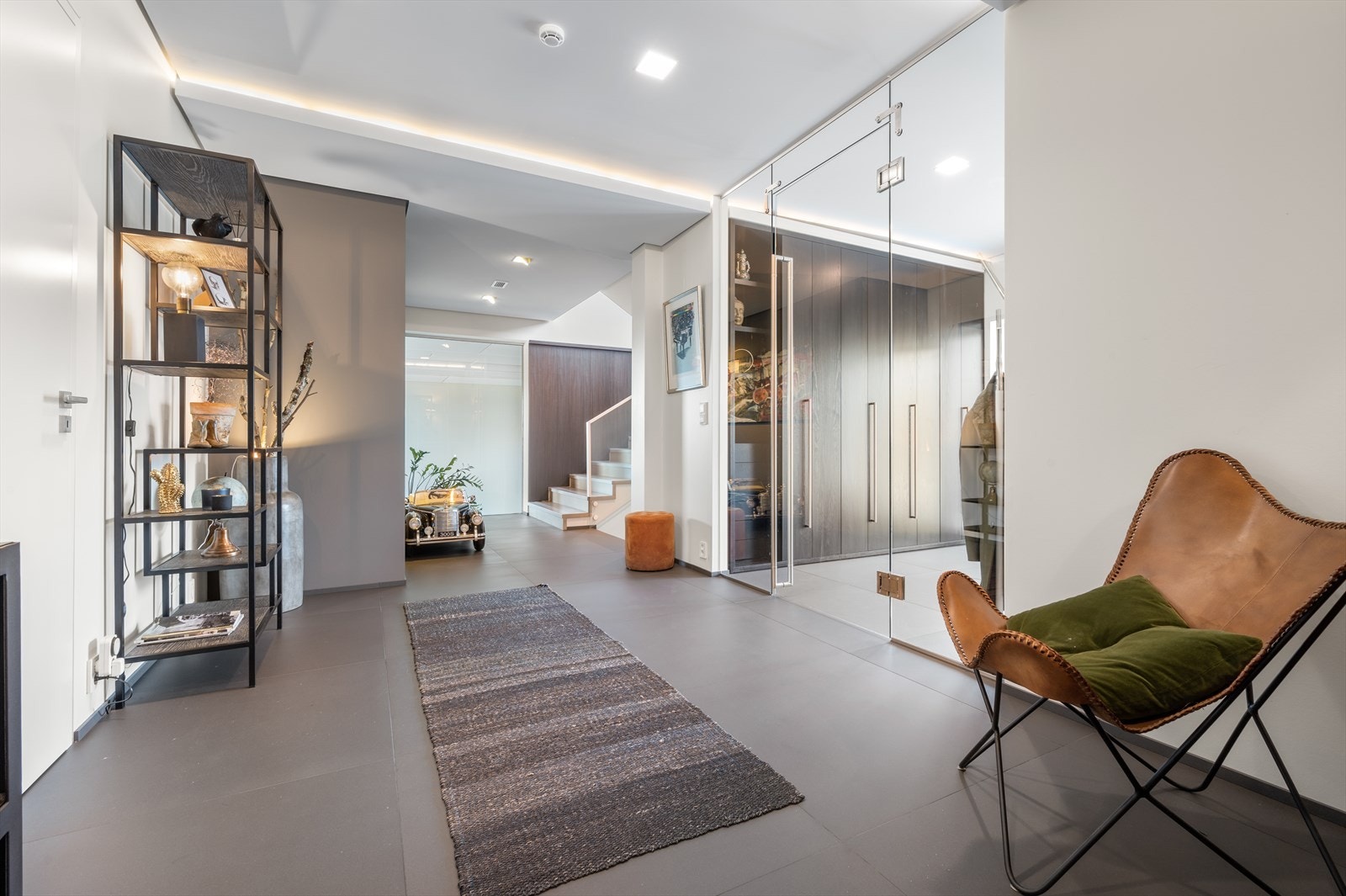 Innenfor entreen har boligen en stor hall med god plass til diverse møblement. Galleribilde