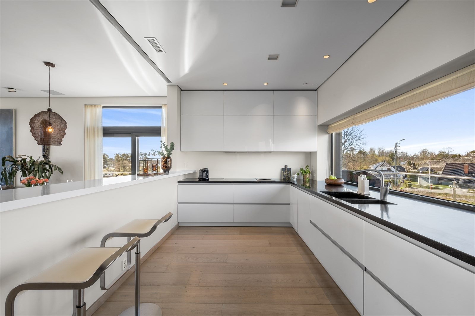 Hvitevarene er integrerte og inkluderer mikrobølgeovn i høyskap. Galleribilde