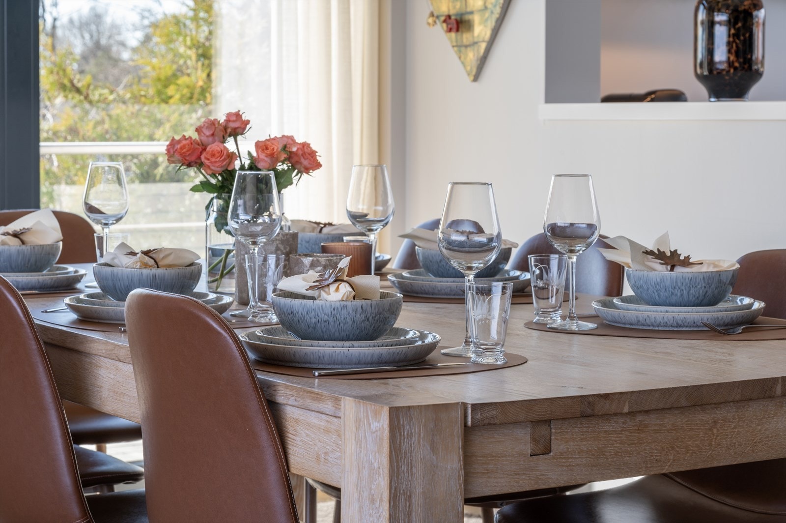 Her samles venner og familie for hyggelige måltider rundt et langbord. Galleribilde