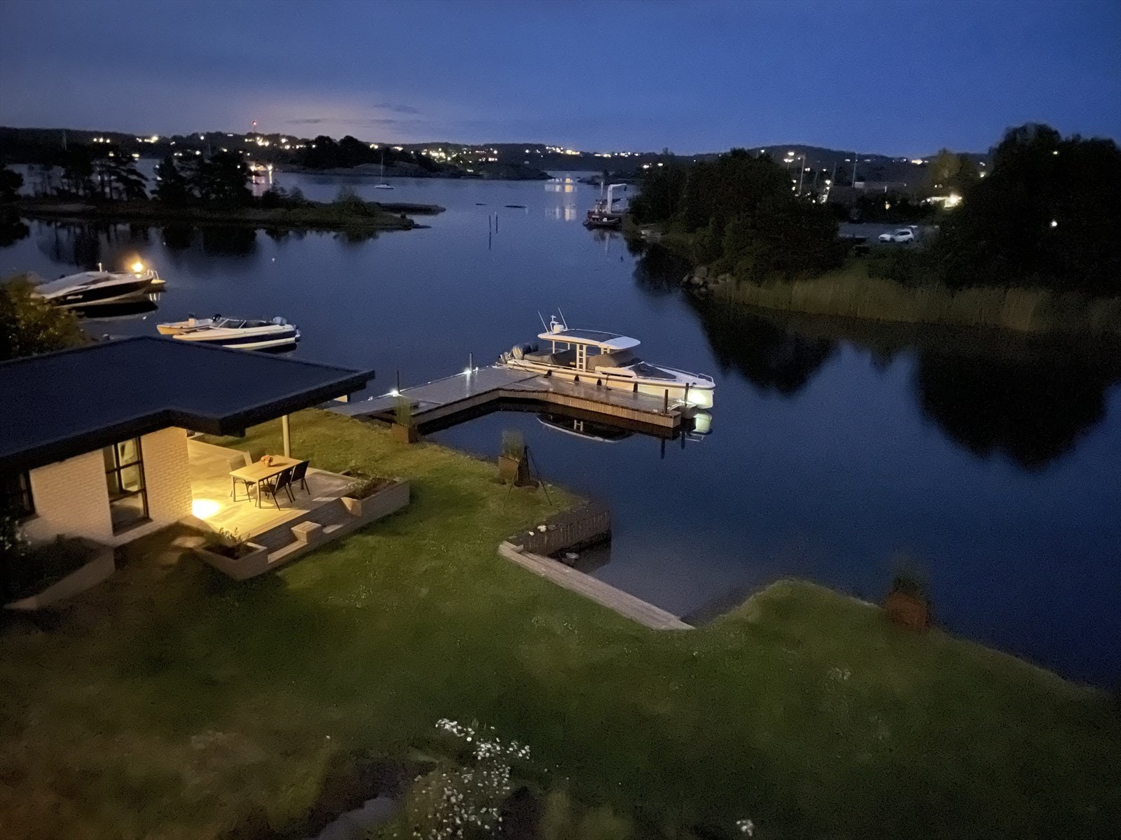 Alt er tilrettelagt for pur sommeridyll med bading, båtliv og fiske - uten å forlate egen tomt! Galleribilde