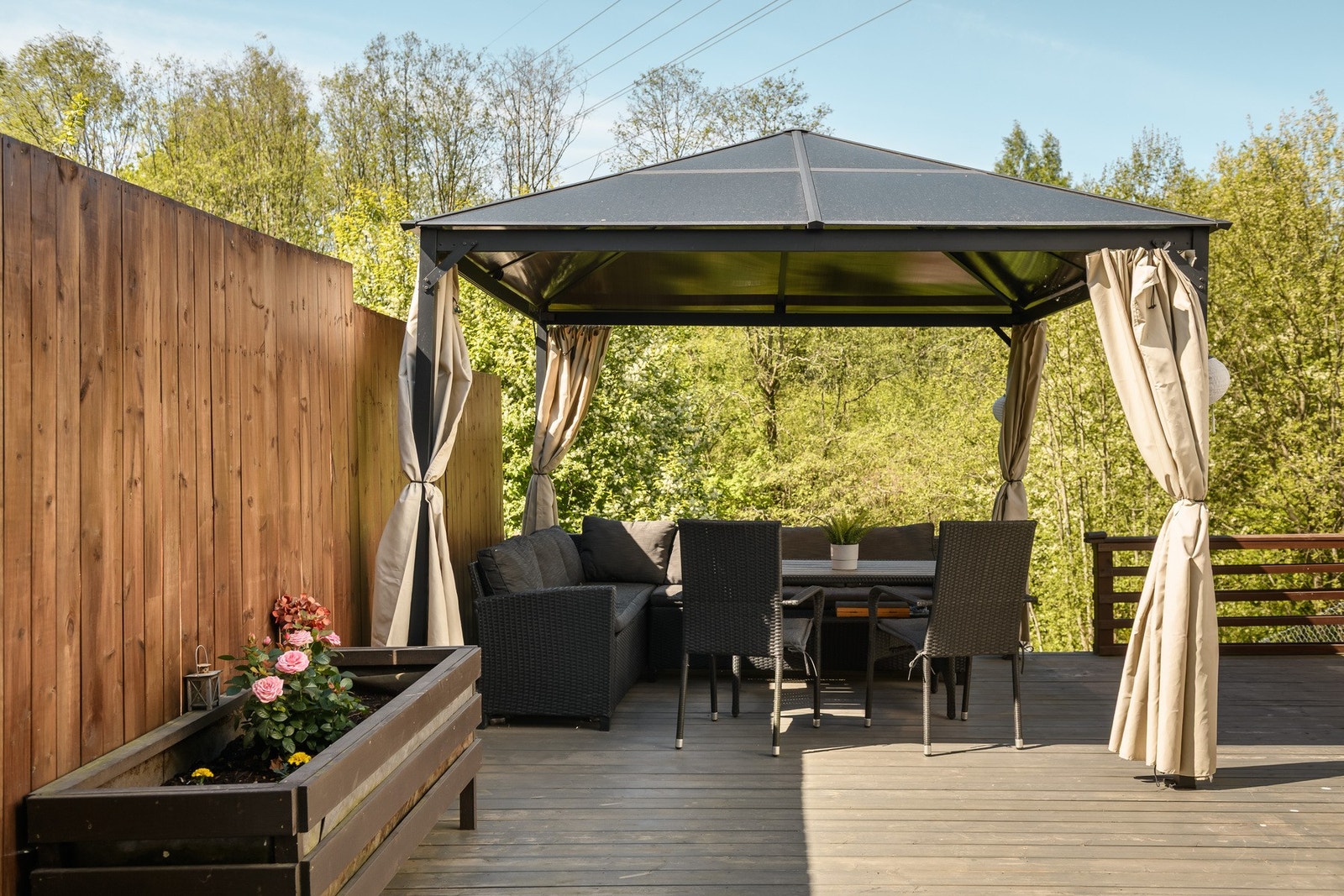 Den vestvendte terrassen er ca. 45,9 kvm, Galleribilde