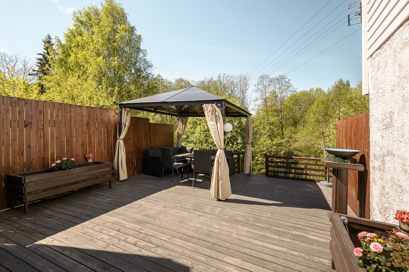 Terrassen har nyere dekke, skjermende levegger og svært god møbelplass Galleribilde