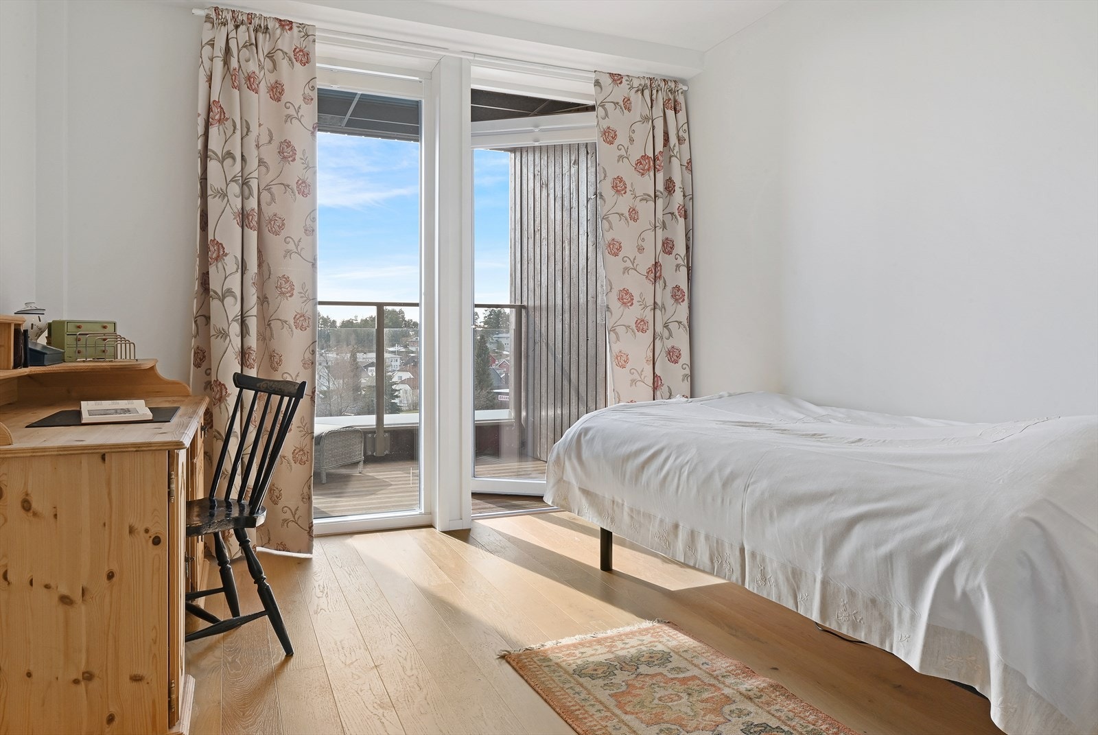 Soverom med utgang til egen overbygget balkong. Galleribilde