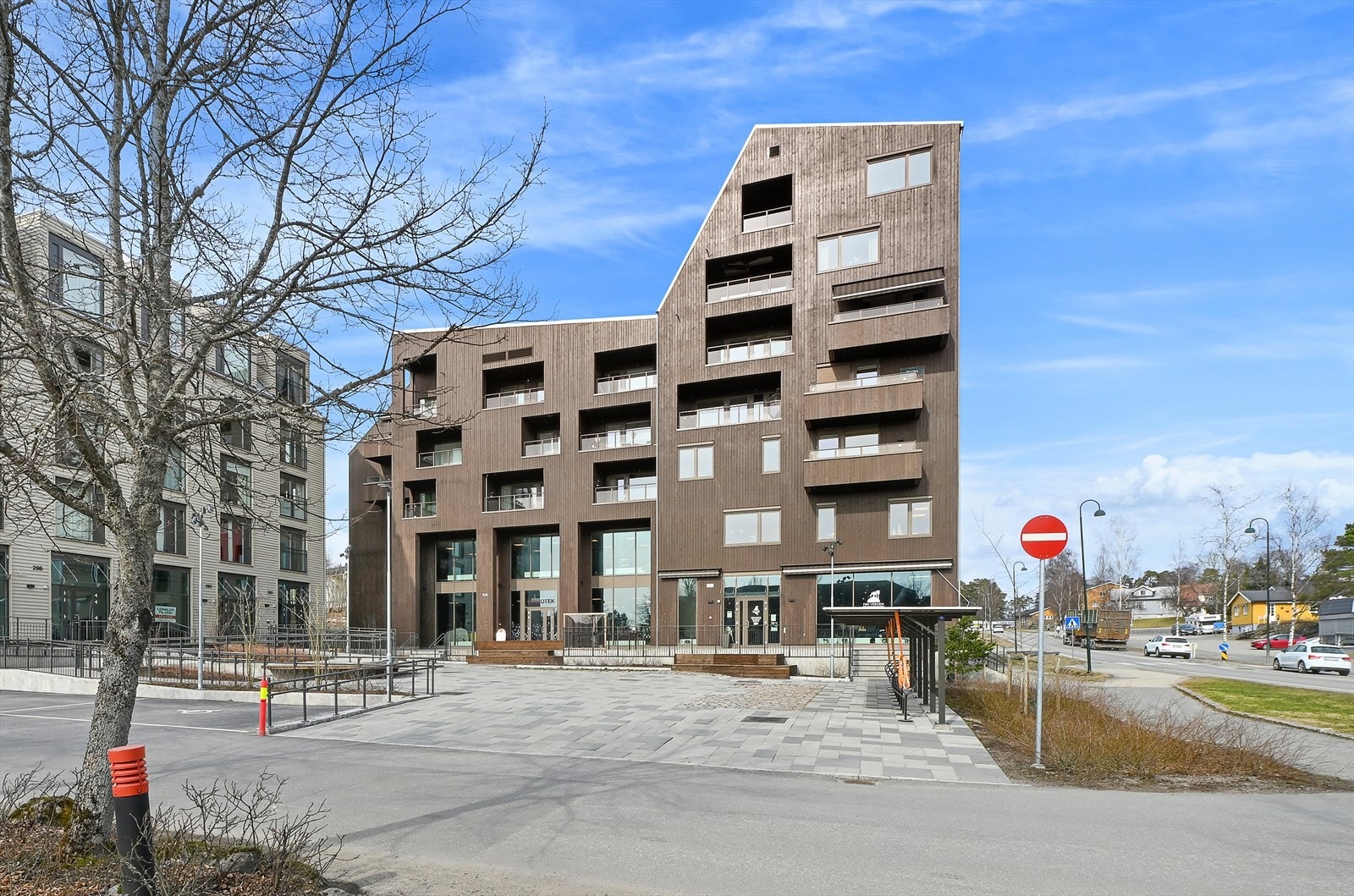 Det er bibliotek og restaurant i første etasje Galleribilde