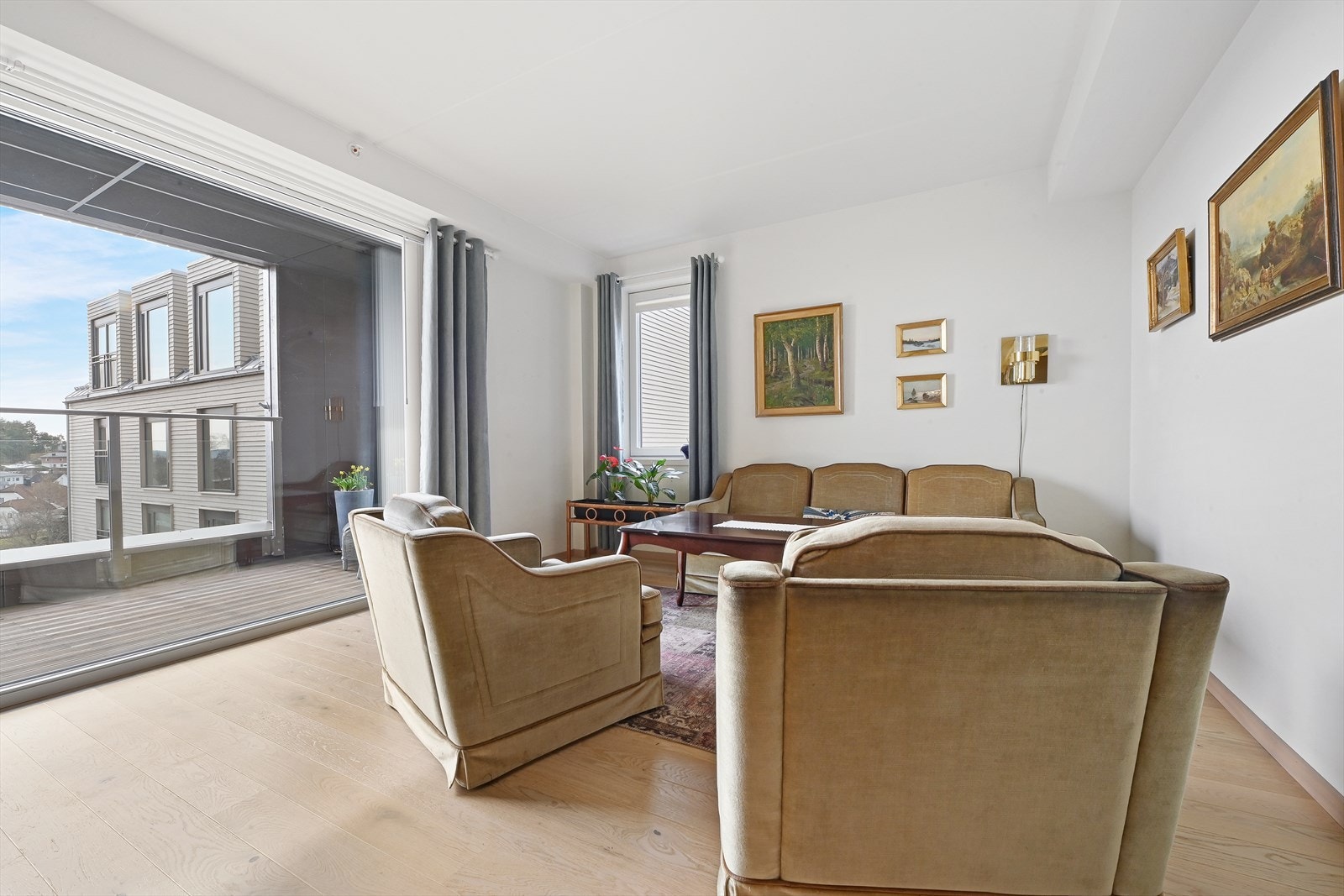 Legg merke til de store vinduene Galleribilde