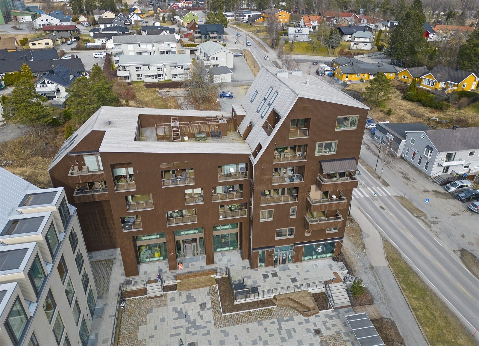 Boligen ligger i 4.etasje med 2 balkonger og det er flott felles takterrasse Galleribilde