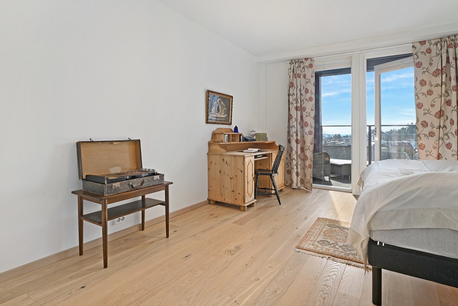 Soverom med utgang til egen overbygget balkong Galleribilde