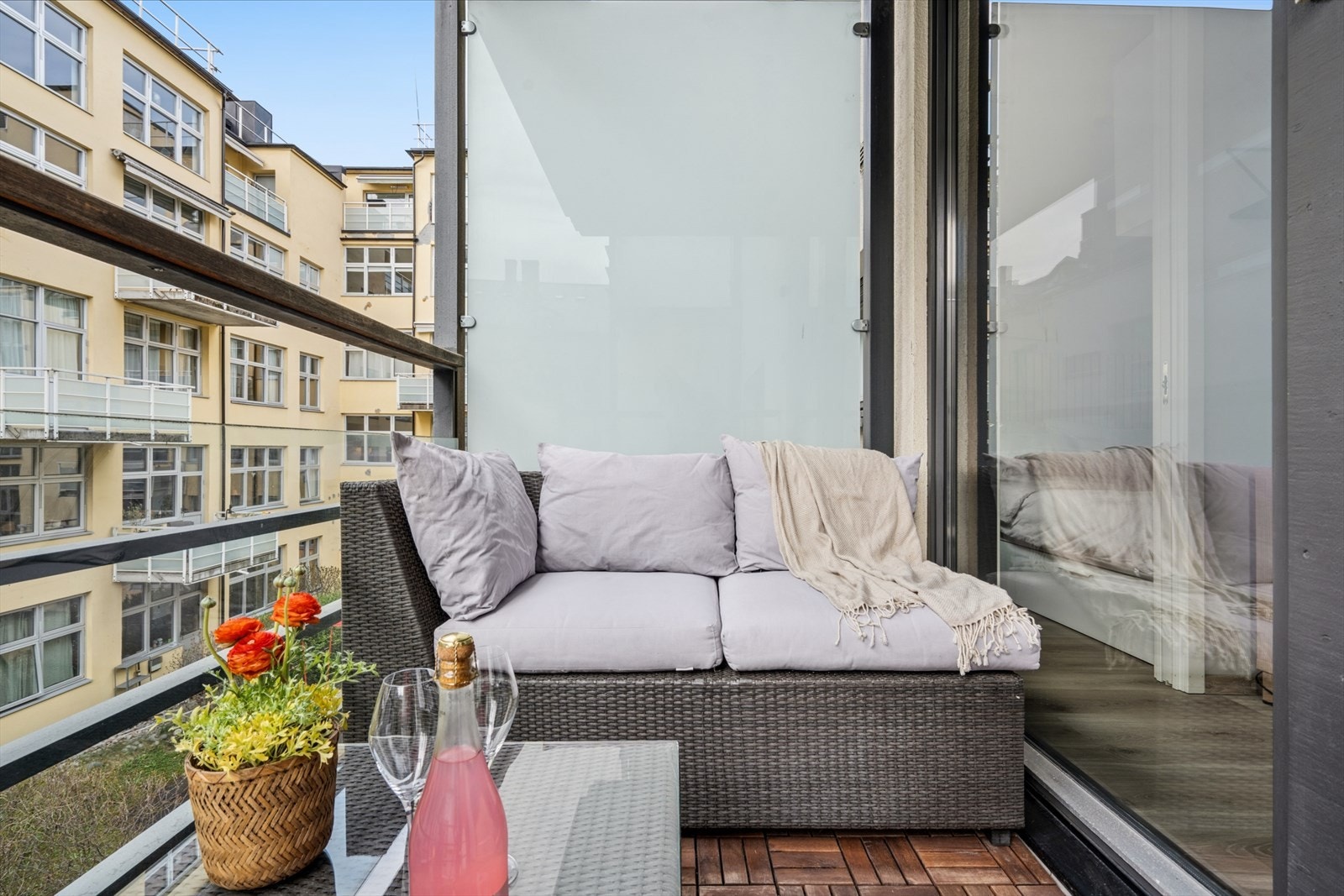 Balkongen er romslig nok til å romme en komfortabel toseter. Galleribilde