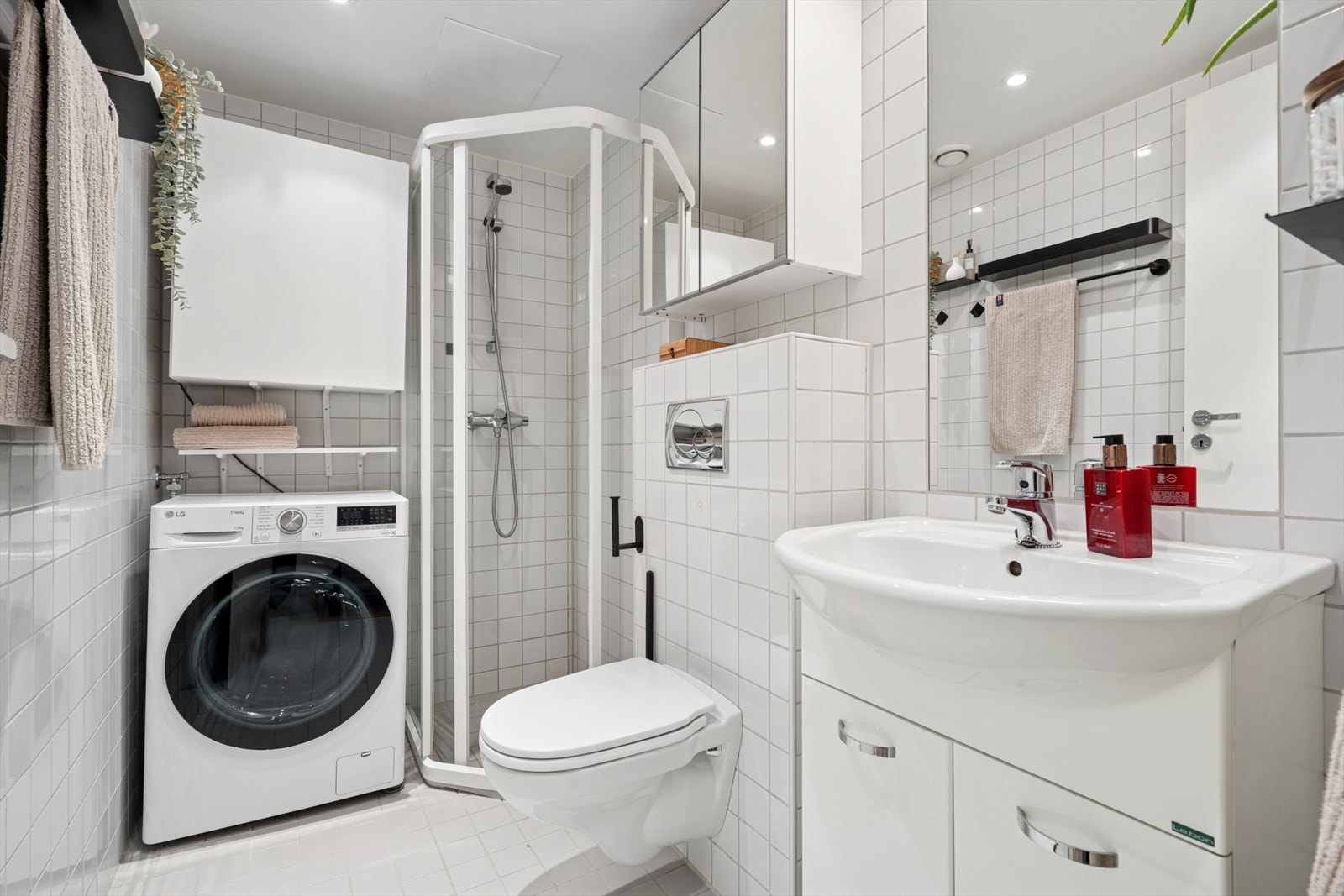 Lekkert bad fra byggeåret 2007, med kombinert vask- og tørkemaskin avbildet. Galleribilde