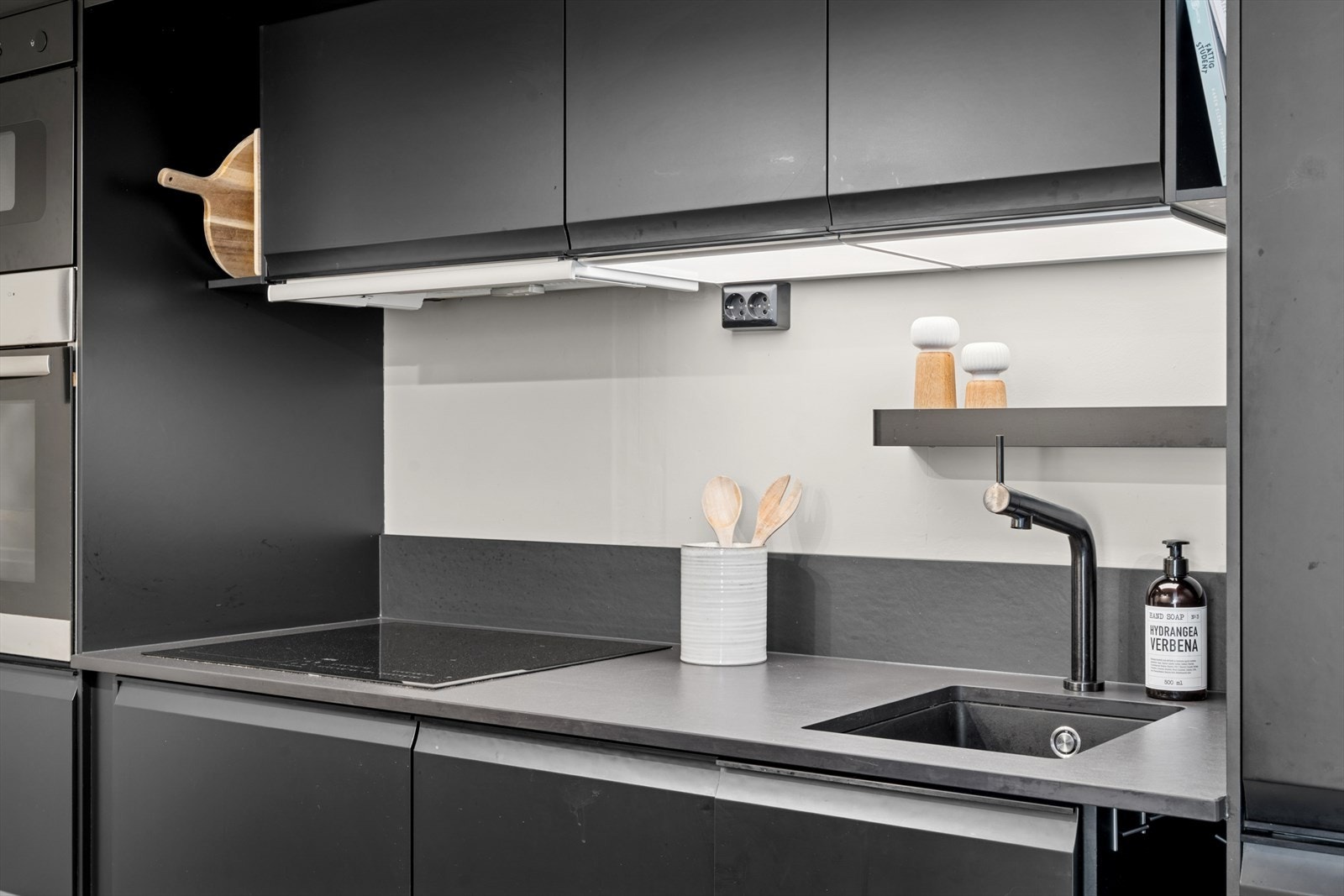 Benkeplater fra Nerostein i kermaikk. 15 cm. beskyttelseskant bak vask og platetopp. Elegant underlimt vask som gir kjøkkenet et strømlinjeformet og moderne utseende. Nytt i 2023. Galleribilde