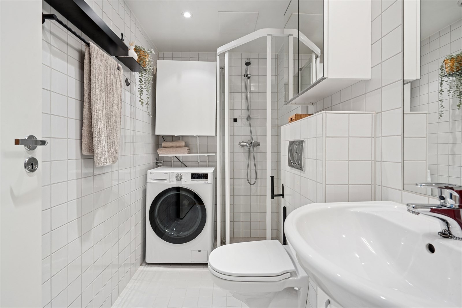 Baderom med gode oppbevaringsmuligheter. Galleribilde