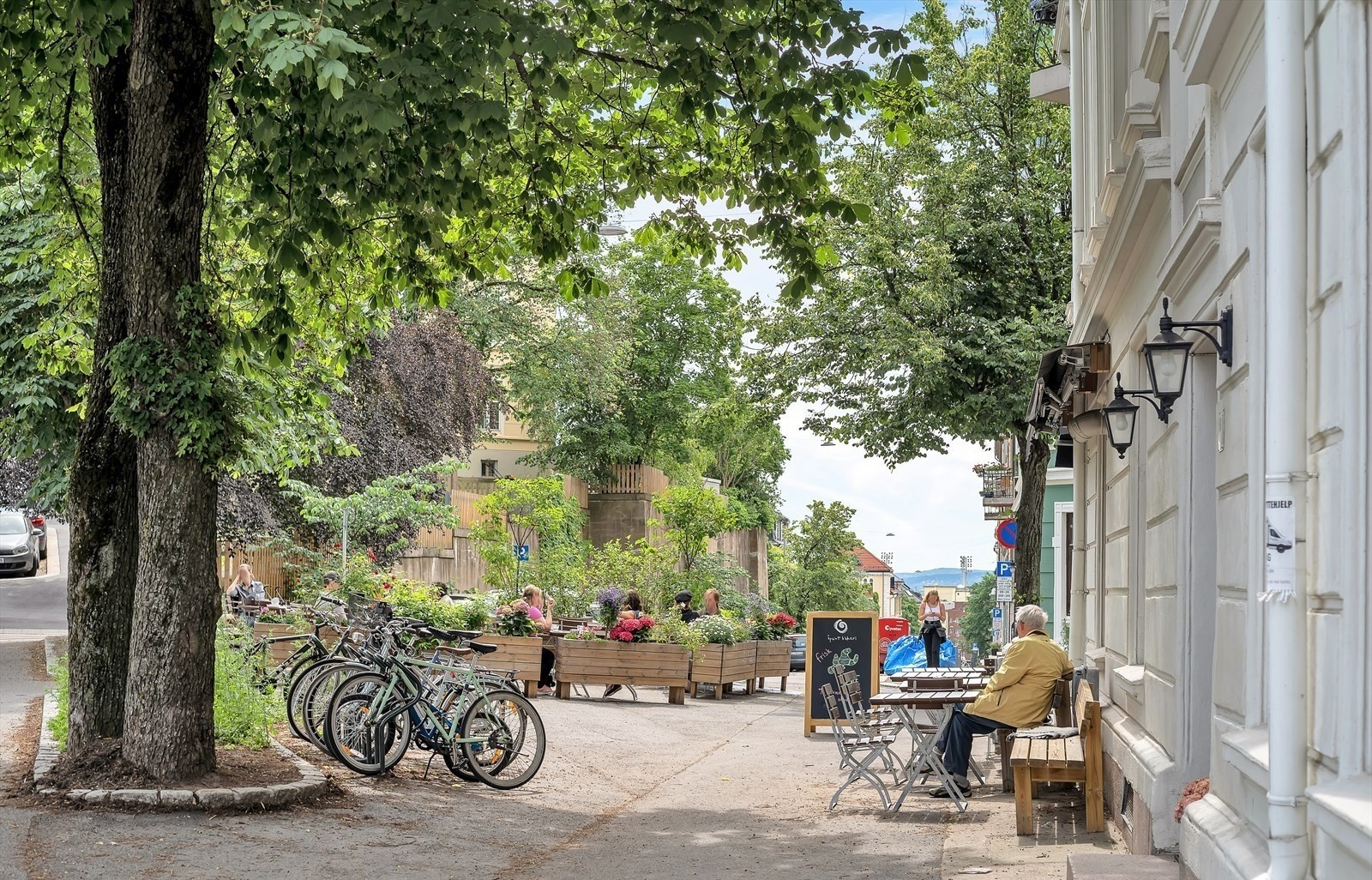 Et hyggelig og livlig nærmiljø, med et variert utvalg av restauranter og kafeer som byr på gode mat- og drikkeopplevelser. Galleribilde