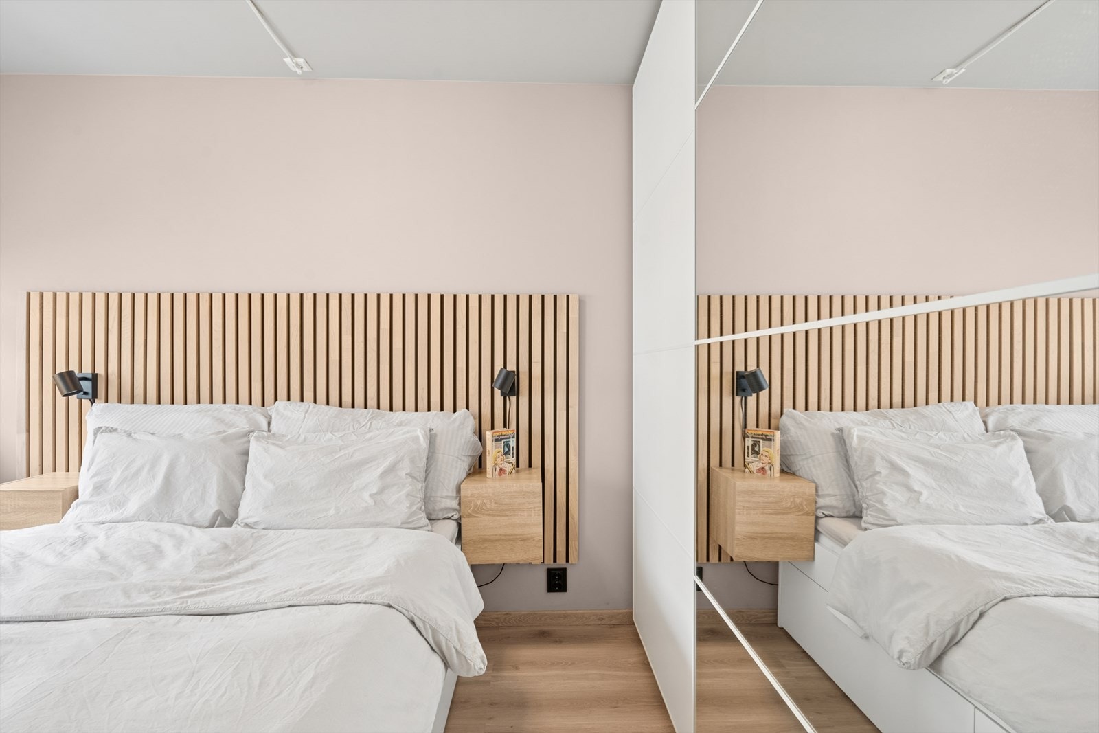 Stilren sengegavl med matchende nattbord og praktisk skyvedørsgarderobe med integrert speildør. Galleribilde