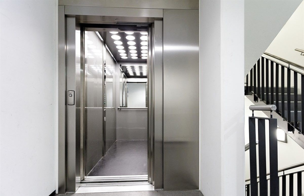Stor og romslig heis. Galleribilde