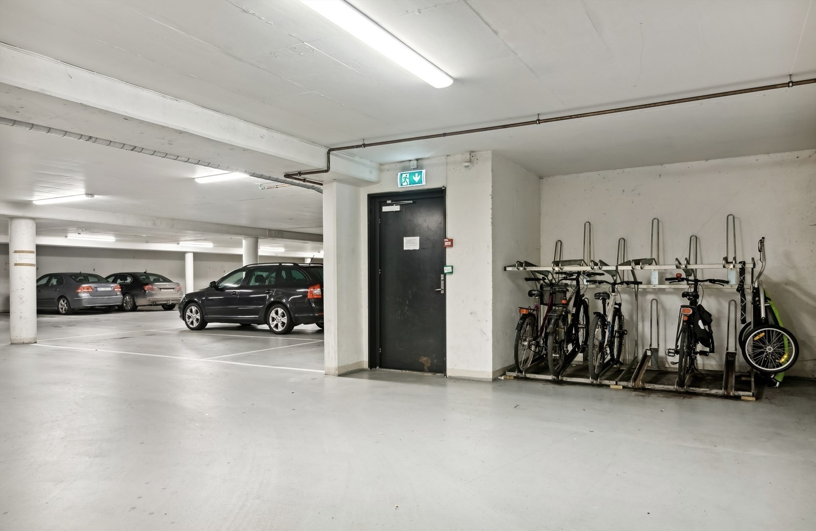 Garasjeannlegg med sykkelparkering. Per i dag betaler eier kr. 2 000,- i måneden for leie av parkeringsplass. Galleribilde