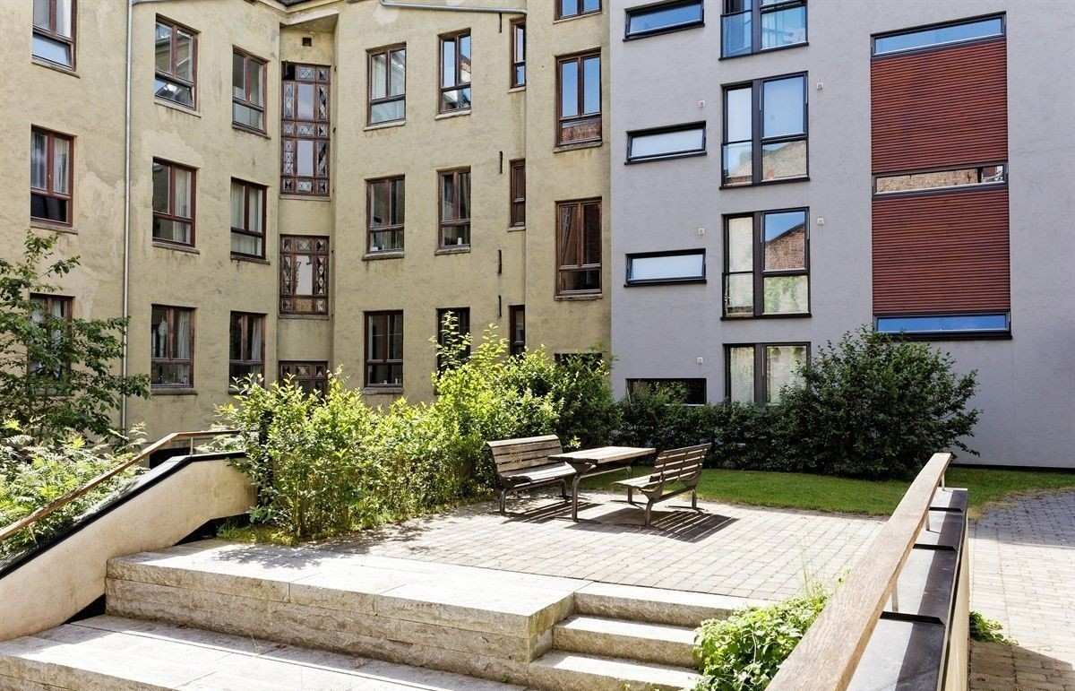 Sittegruppe i bakård. Galleribilde