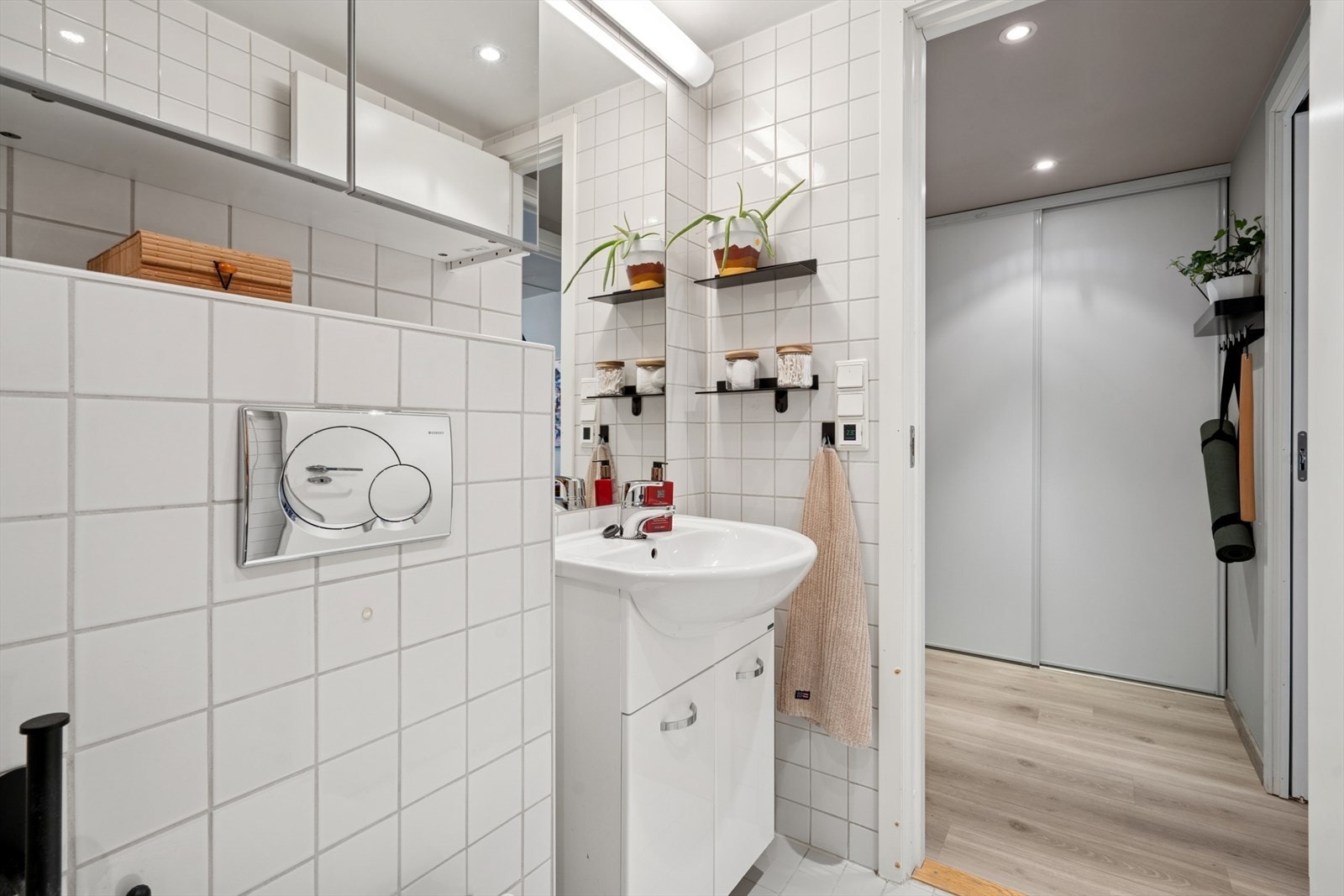 Baderom med direkte utgang til gang, som gir enkel tilgang og god romflyt. Galleribilde