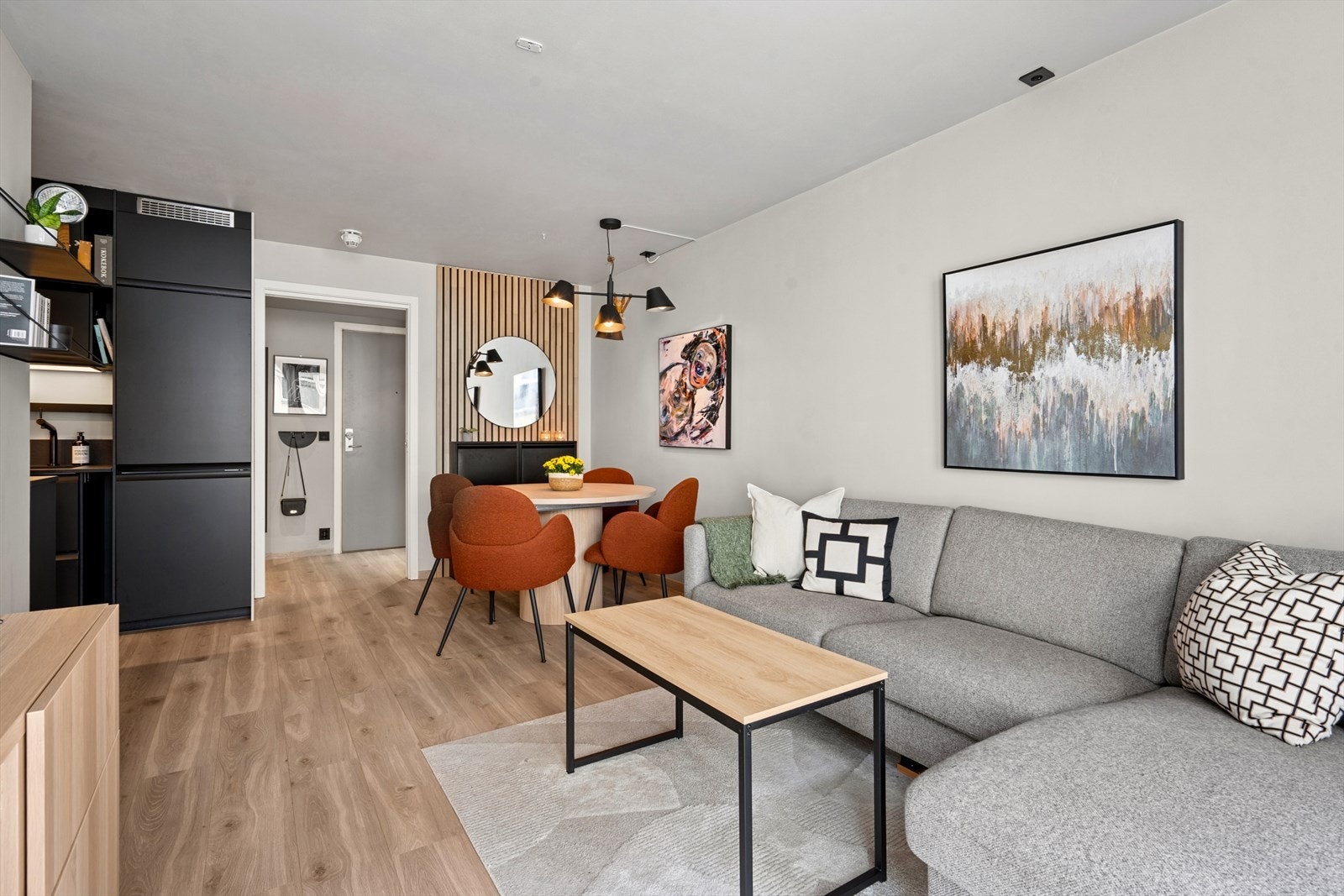 Romslig stue som enkelt rommer både sofagruppe og spisebord. Galleribilde