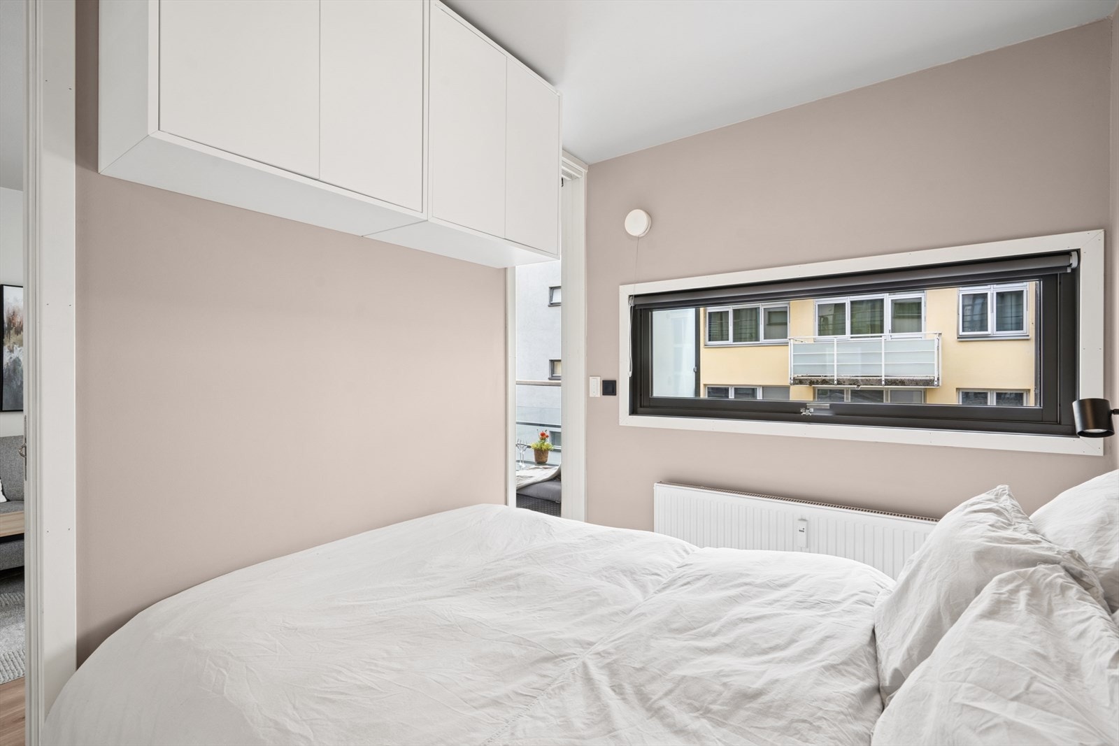 Soverom med rikelig oppbevaringsplass. Inngang til soverommet fra begge sider, med skyvedører. Galleribilde