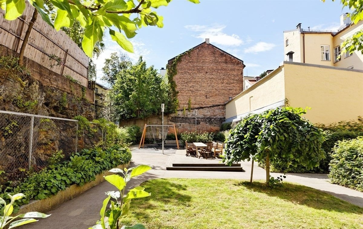 Romslig bakgård med god plass for både voksne og barn til å boltre seg og leke fritt. Galleribilde